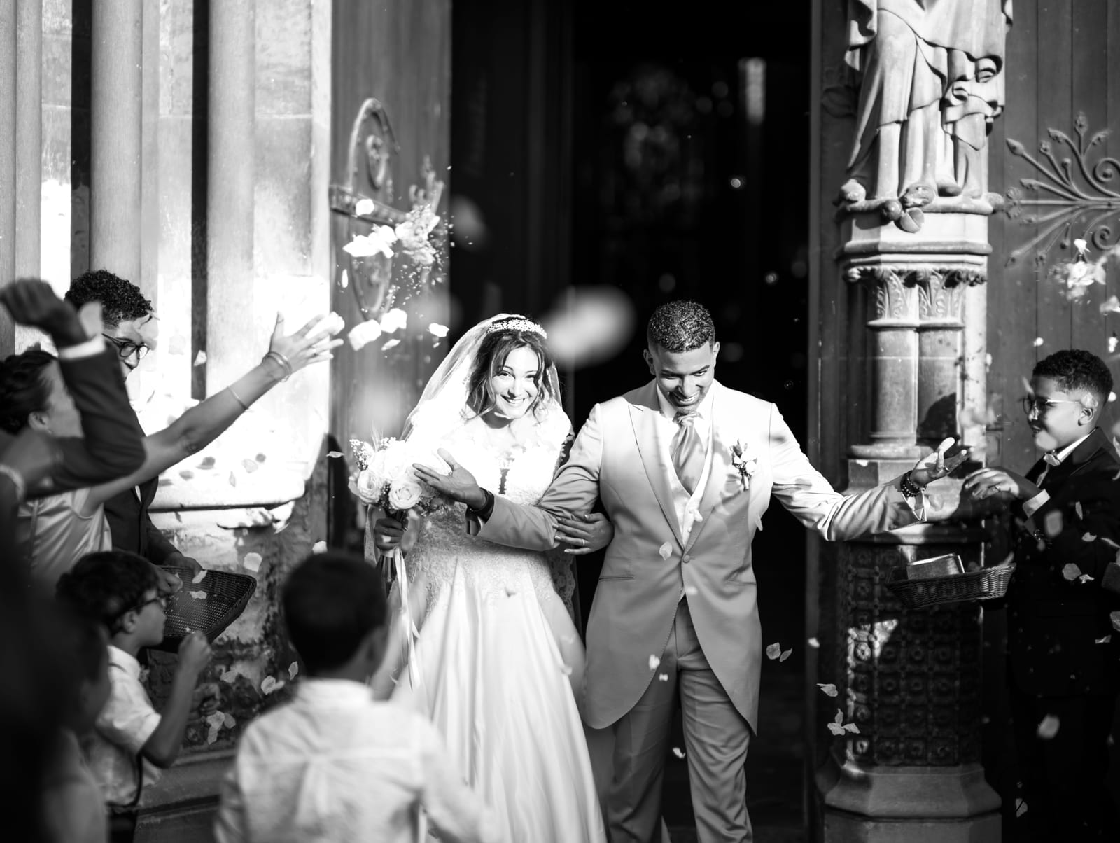 Sortie d'église en noir et blanc : couple entouré des invités festifs après la cérémonie, photo Jaysphotography., mariage au Domaine de la Croix Sauvalle, par Jean-Baptiste Argyre (Jaysphotography)