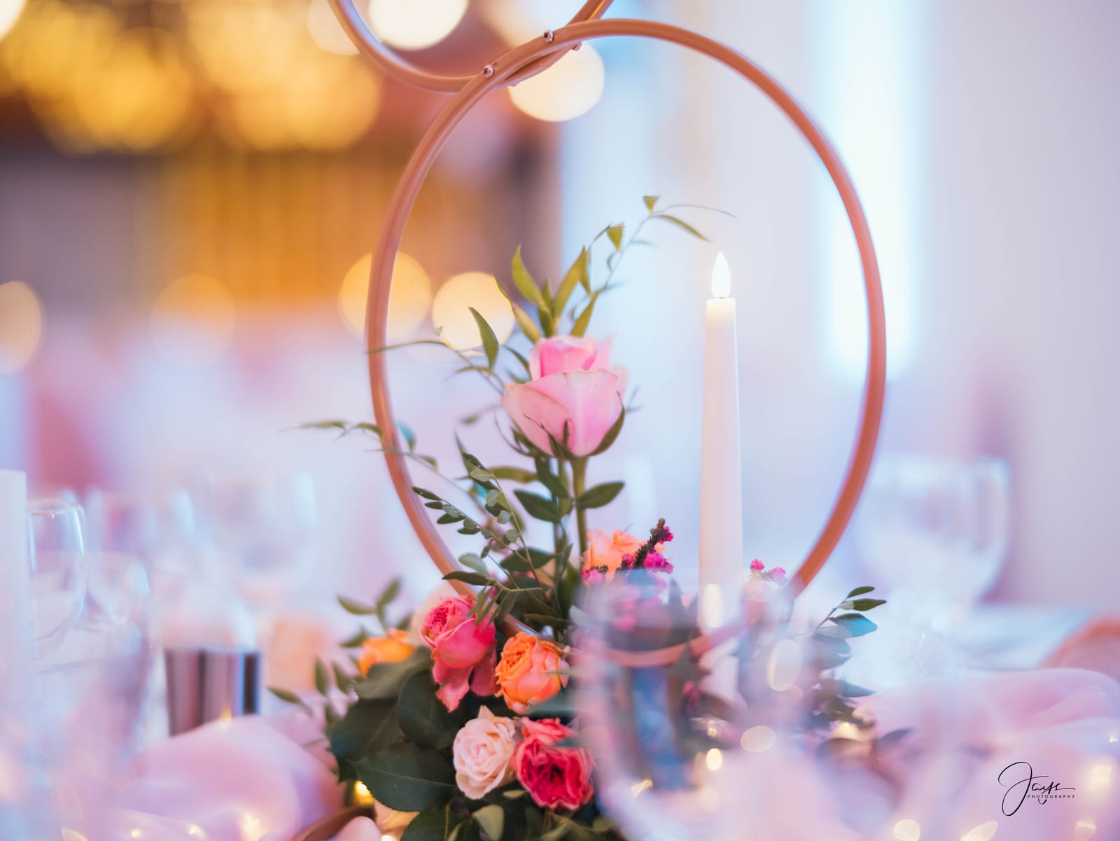 Décoration florale en cerceau doré avec fleurs colorées, détail de la réception du mariage de Christelle et Milton, photo Jaysphotography., mariage au Domaine de la Croix Sauvalle, par Jean-Baptiste Argyre (Jaysphotography)