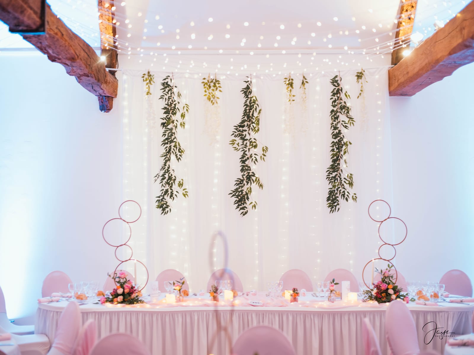 Salle de réception décorée en rose et blanc avec mur floral et guirlandes lumineuses, mariage Christelle et Milton, photo Jaysphotography., mariage au Domaine de la Croix Sauvalle, par Jean-Baptiste Argyre (Jaysphotography)