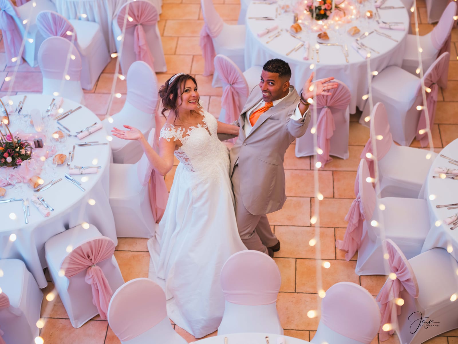 Christelle et Milton souriants au milieu de la salle lumineuse, ambiance festive de soirée, photo Jaysphotography., mariage au Domaine de la Croix Sauvalle, par Jean-Baptiste Argyre (Jaysphotography)