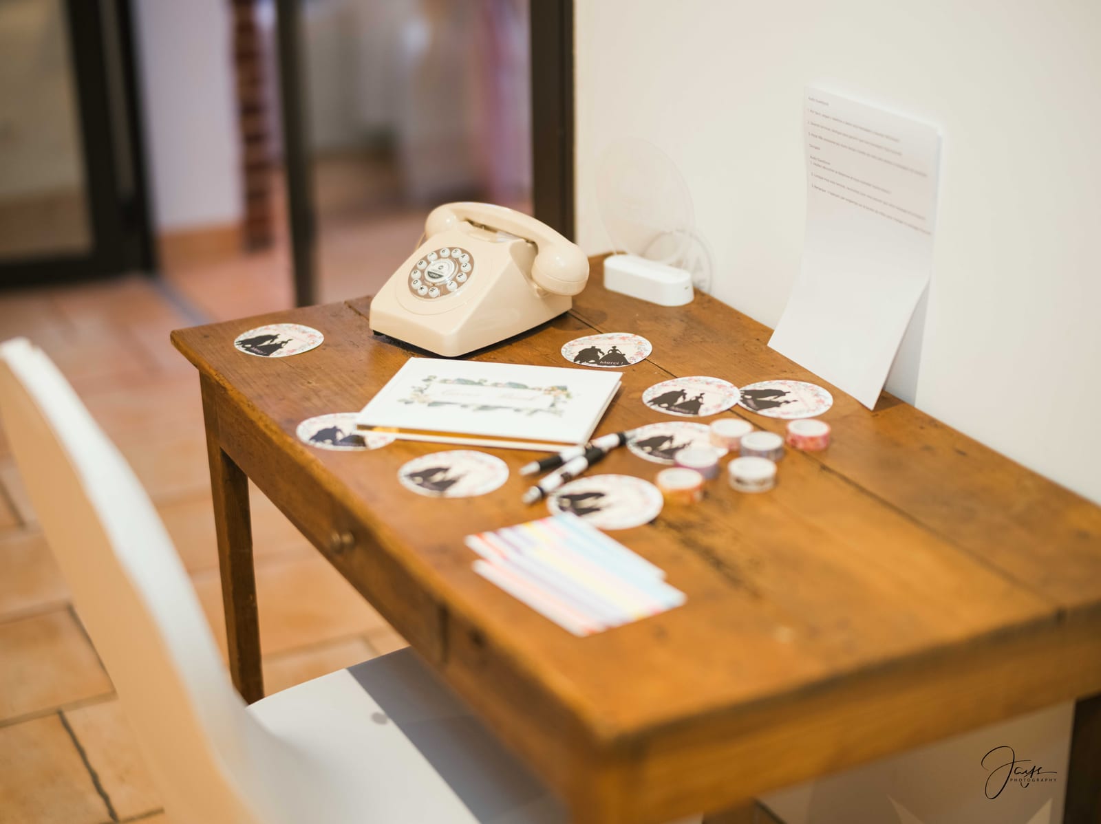 Table de props photo booth : téléphone rétro, cadres et accessoires, mariage Christelle et Milton, Jaysphotography., mariage au Domaine de la Croix Sauvalle, par Jean-Baptiste Argyre (Jaysphotography)