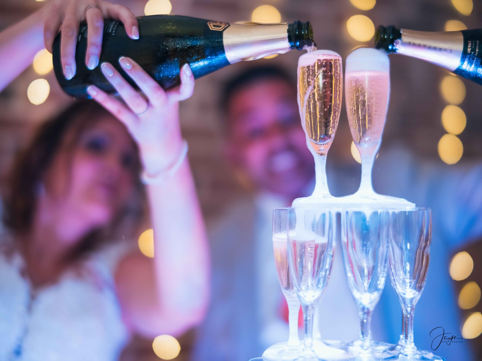 Tour de verres de champagne en cascade, lumière colorée de soirée, mariage Christelle et Milton, photo Jaysphotography., mariage au Domaine de la Croix Sauvalle, par Jean-Baptiste Argyre (Jaysphotography)