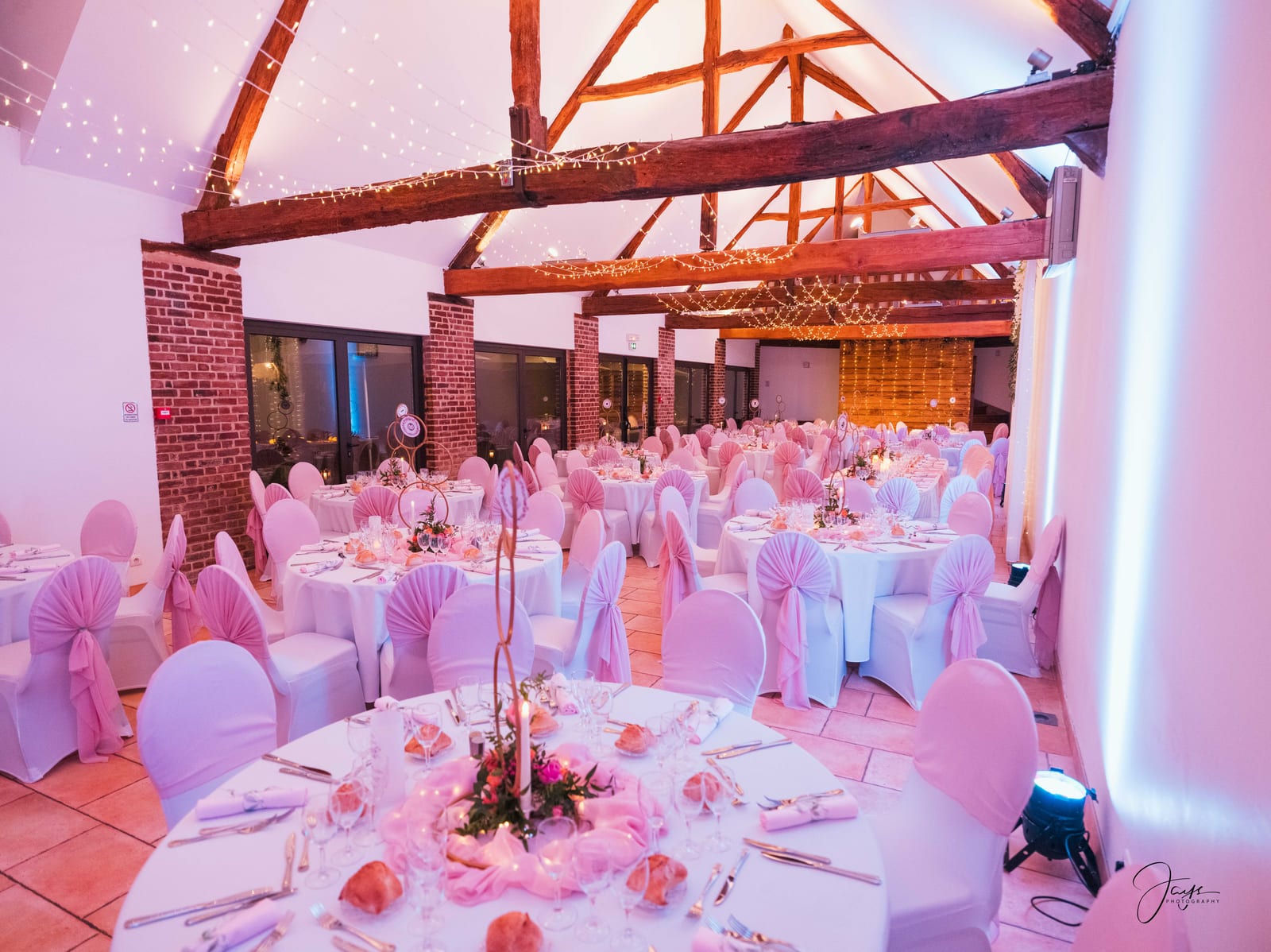Vue d'ensemble de la salle de réception vide avant l'arrivée des invités, tables rondes dressées, mariage Christelle et Milton, photo Jaysphotography., mariage au Domaine de la Croix Sauvalle, par Jean-Baptiste Argyre (Jaysphotography)