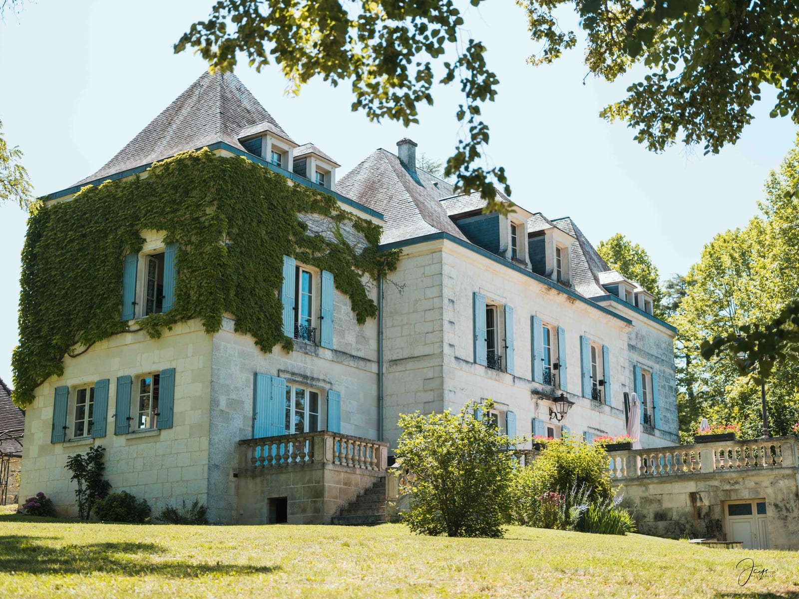 Façade du Domaine de la Fauconnie, maison provençale blanche entourée de végétation luxuriante, mariage au Domaine de la Fauconnie, par Jean-Baptiste Argyre (Jaysphotography)