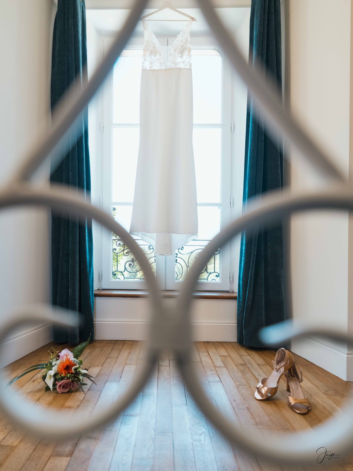 Reflet d'une fenêtre à grille en fer forgé, silhouette en contre-jour dans le domaine, mariage au Domaine de la Fauconnie, par Jean-Baptiste Argyre (Jaysphotography)