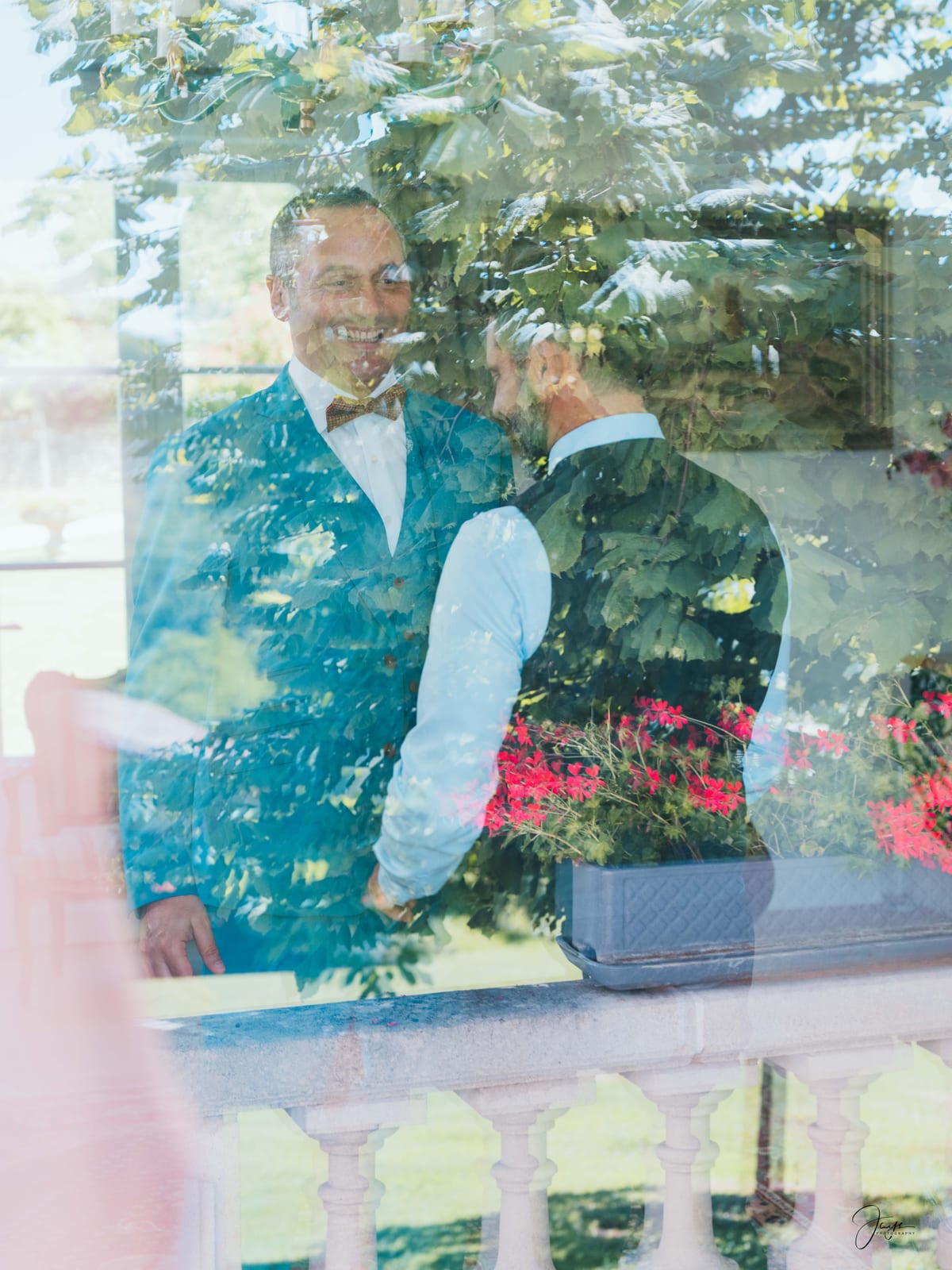 Invitée en robe turquoise surprise et rieuse lors du cocktail, expression spontanée, mariage au Domaine de la Fauconnie, par Jean-Baptiste Argyre (Jaysphotography)