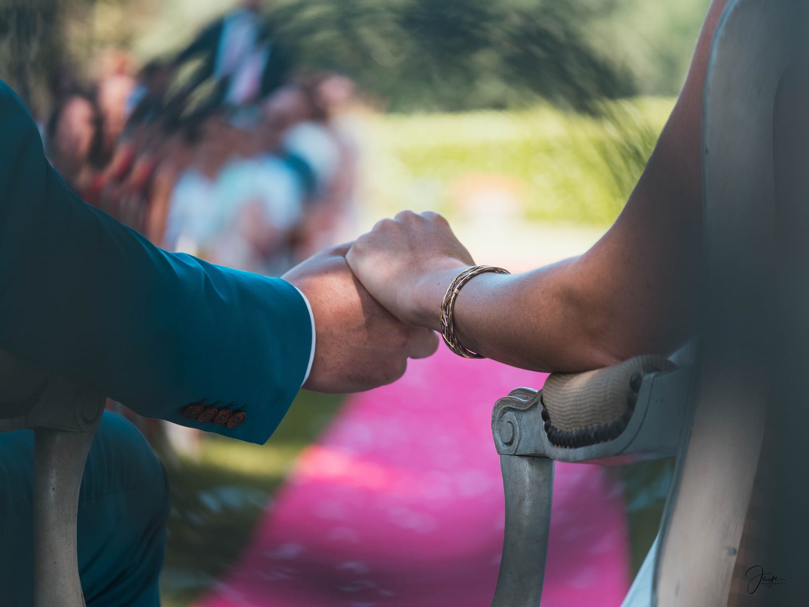 Échange des alliances pendant la cérémonie laïque, mains des mariés au premier plan, mariage au Domaine de la Fauconnie, par Jean-Baptiste Argyre (Jaysphotography)