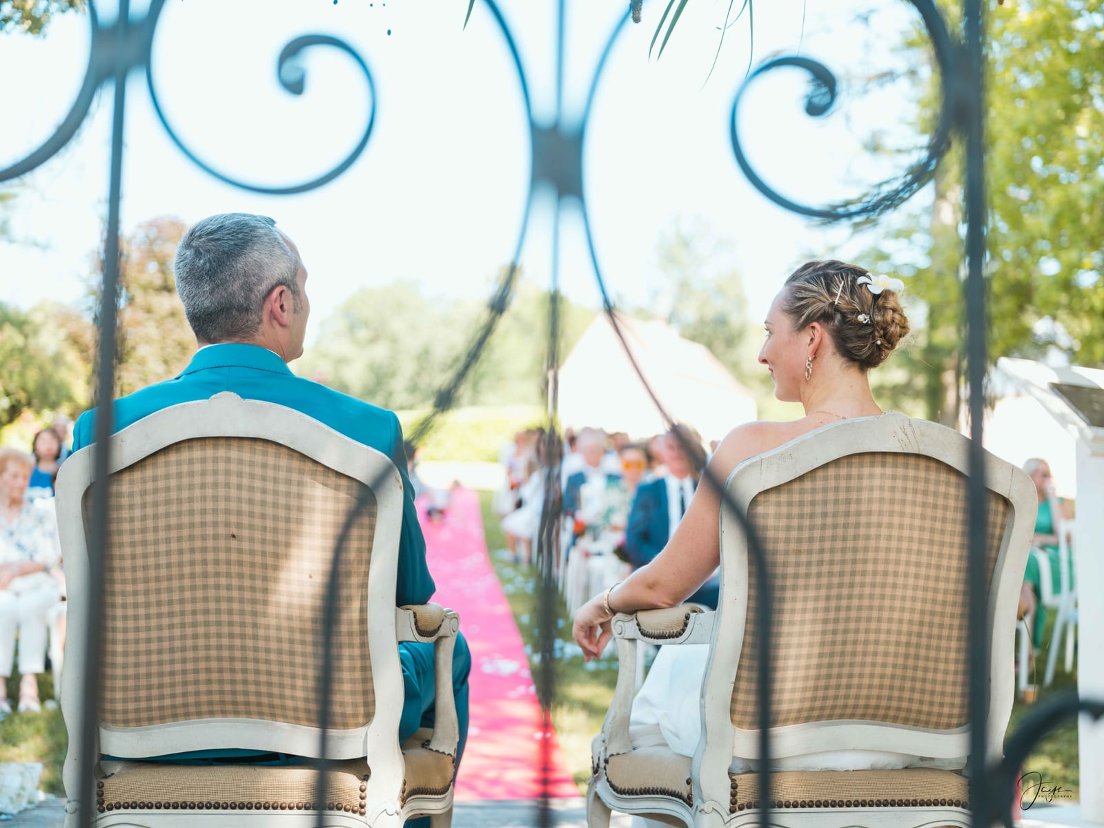 Photo de groupe en extérieur avec les mariés et les invités, pelouse du domaine, mariage au Domaine de la Fauconnie, par Jean-Baptiste Argyre (Jaysphotography)