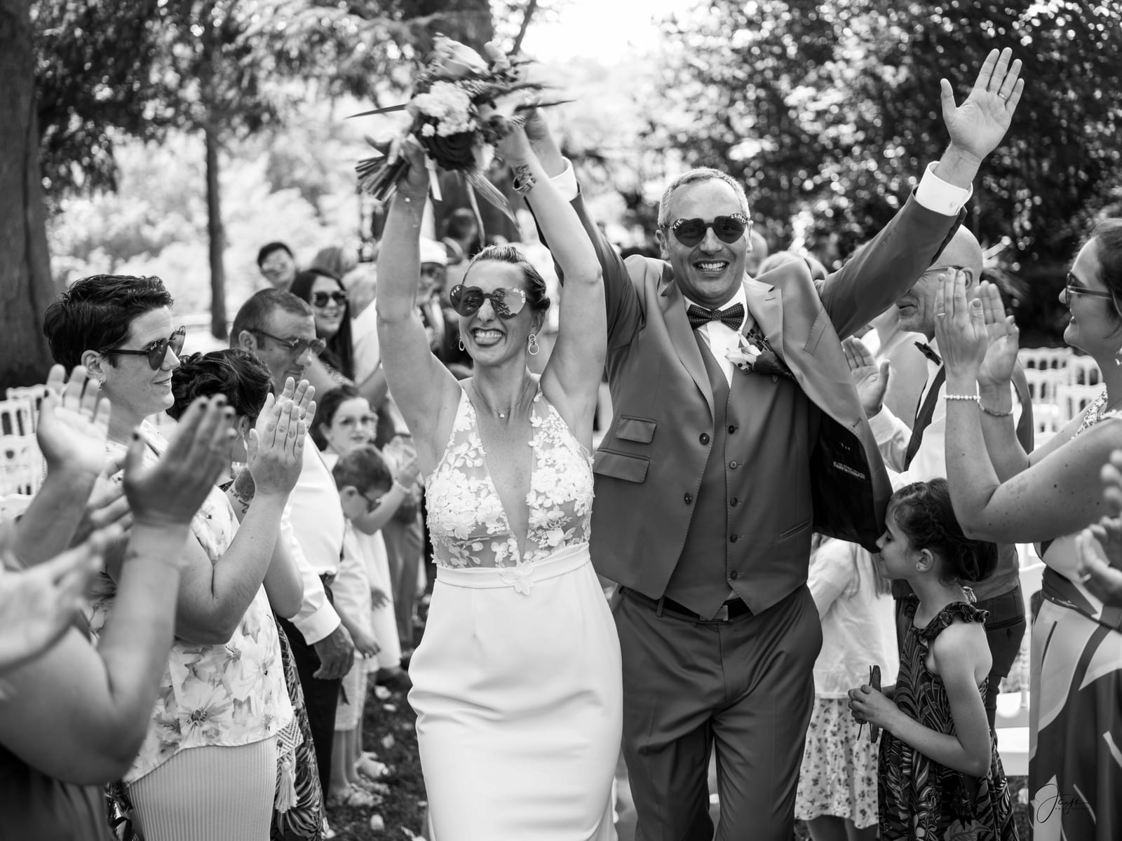 Groupe d'invités au cocktail extérieur, allée de cyprès et palmiers en arrière-plan, mariage au Domaine de la Fauconnie, par Jean-Baptiste Argyre (Jaysphotography)