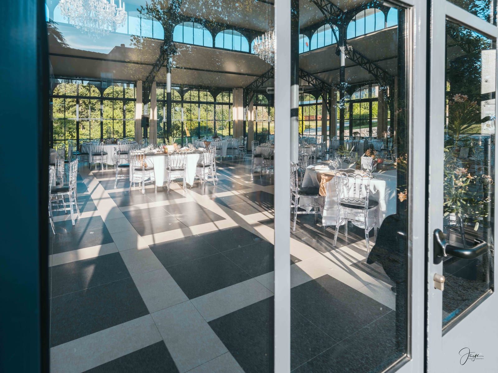 Détail de table dressée, verres et nappage blanc, Domaine de la Fauconnie, mariage au Domaine de la Fauconnie, par Jean-Baptiste Argyre (Jaysphotography)