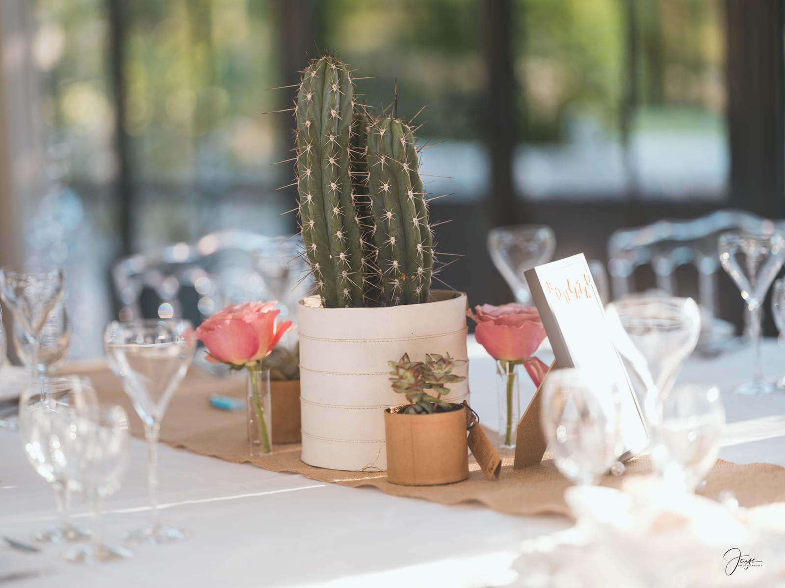 Salle de réception en soirée, lumières bleues, ambiance festive, invités qui dansent, mariage au Domaine de la Fauconnie, par Jean-Baptiste Argyre (Jaysphotography)