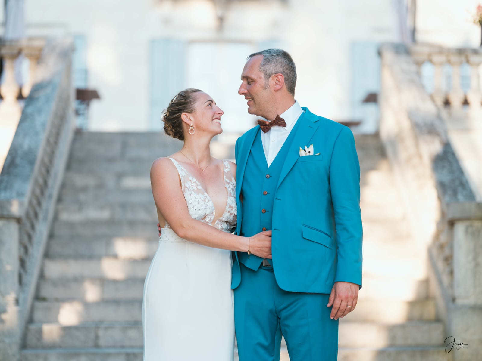 Couple devant la façade méridionale du domaine, palmiers et végétation du sud en arrière-plan, mariage au Domaine de la Fauconnie, par Jean-Baptiste Argyre (Jaysphotography)