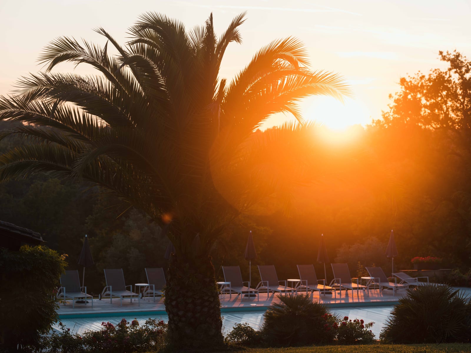 Coucher de soleil spectaculaire sur le Domaine de la Fauconnie, ciel embrasé orangé, mariage au Domaine de la Fauconnie, par Jean-Baptiste Argyre (Jaysphotography)