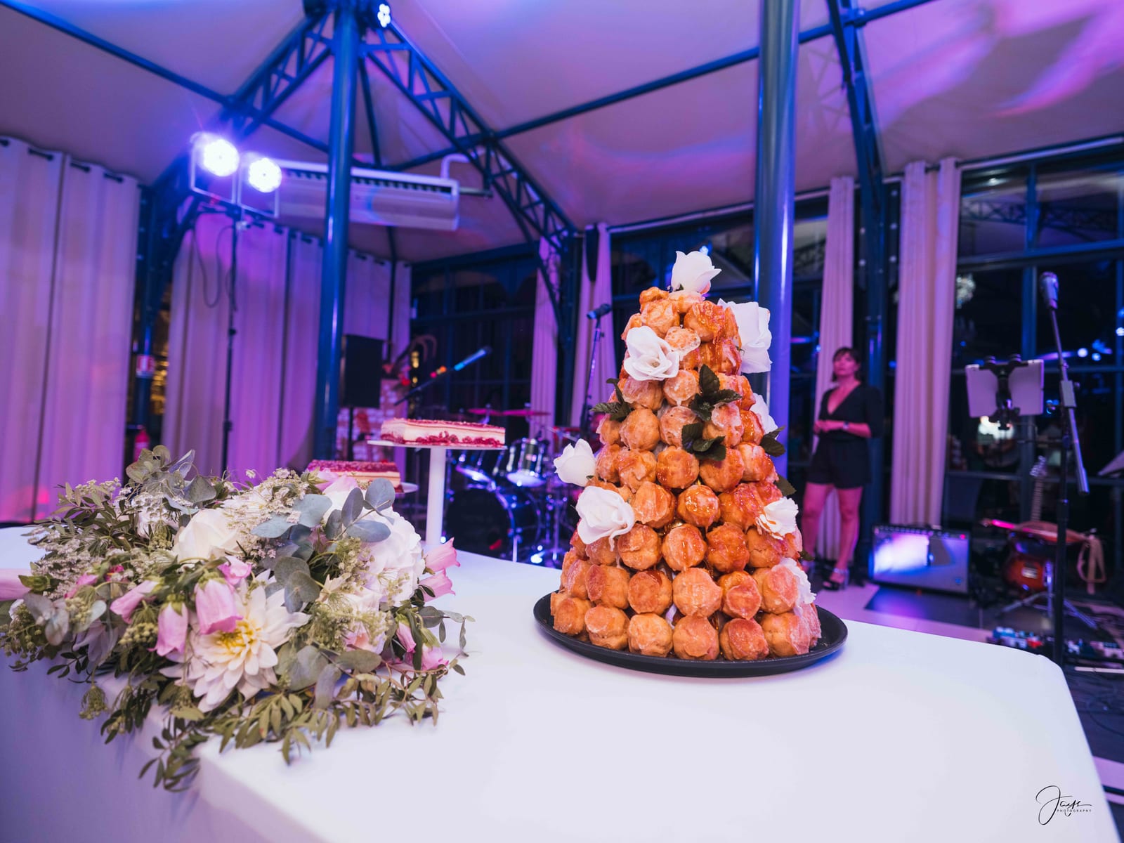 Pièce montée et candy bar en fin de soirée, Domaine de la Fauconnie, mariage au Domaine de la Fauconnie, par Jean-Baptiste Argyre (Jaysphotography)