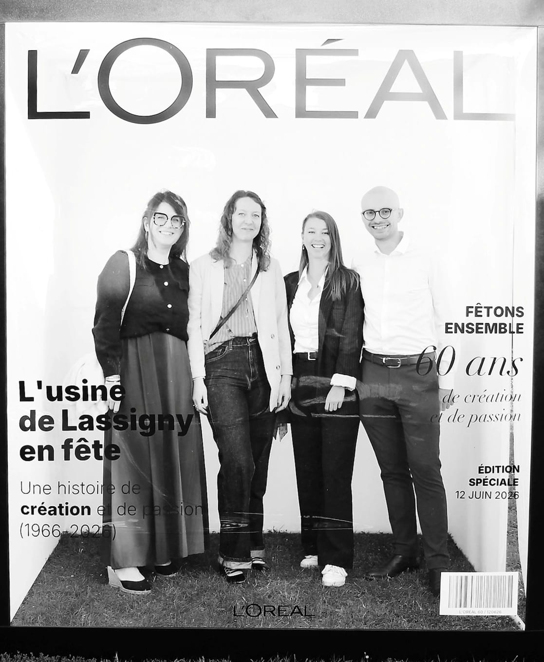 Quatre collaborateurs posant en couverture du magazine L'Oréal édition spéciale 60 ans, tirage noir et blanc