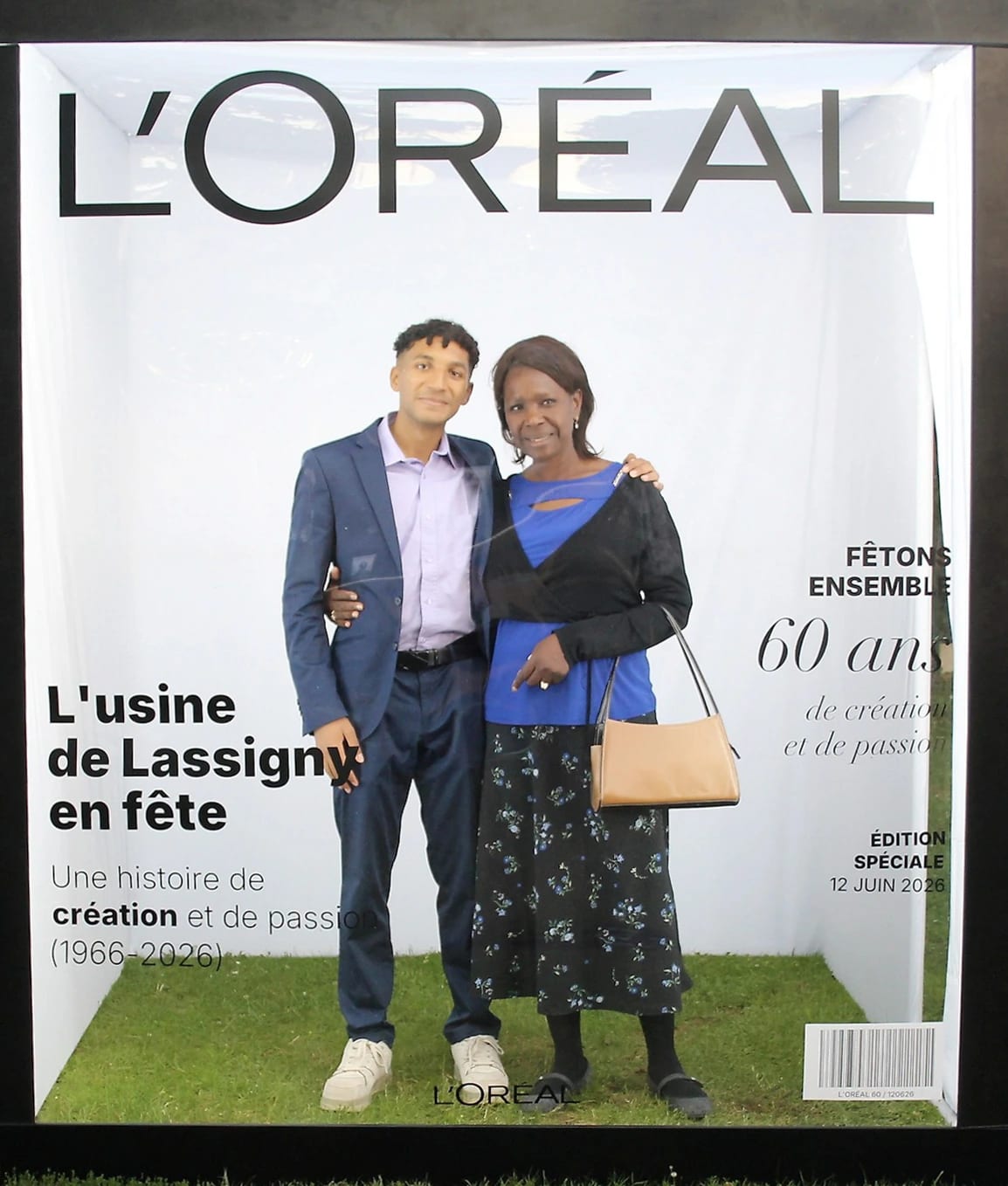 Invités en Une du magazine L'Oréal édition spéciale 60 ans, portrait noir et blanc dans la Magazine Box, mariage au Usine L'Oréal de Lassigny (Oise) · 60 ans, par Jean-Baptiste Argyre (Jaysphotography)