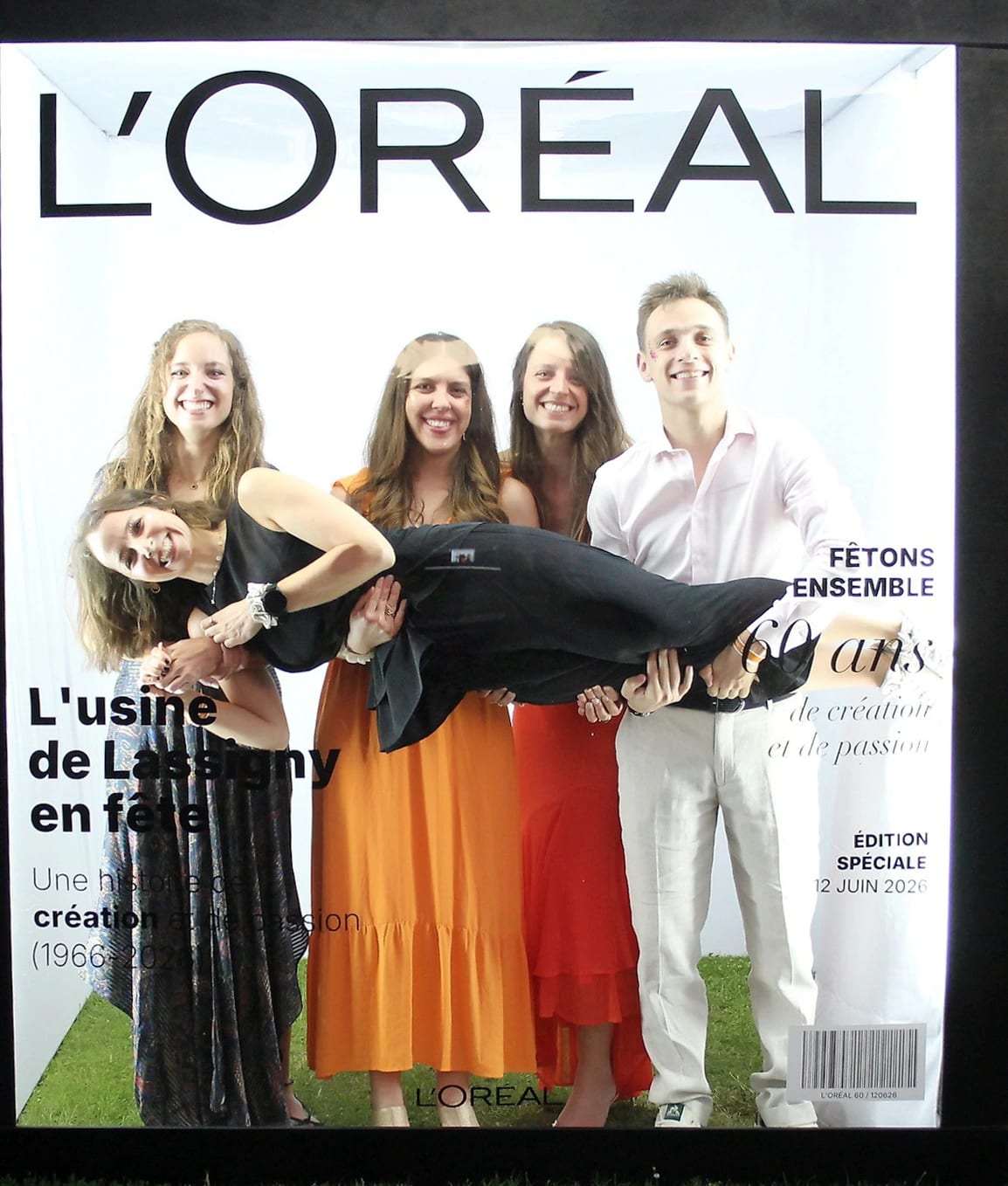 Groupe d'invités posant en couverture L'Oréal, Magazine Box, noir et blanc, soirée des 60 ans de l'usine de Lassigny, mariage au Usine L'Oréal de Lassigny (Oise) · 60 ans, par Jean-Baptiste Argyre (Jaysphotography)