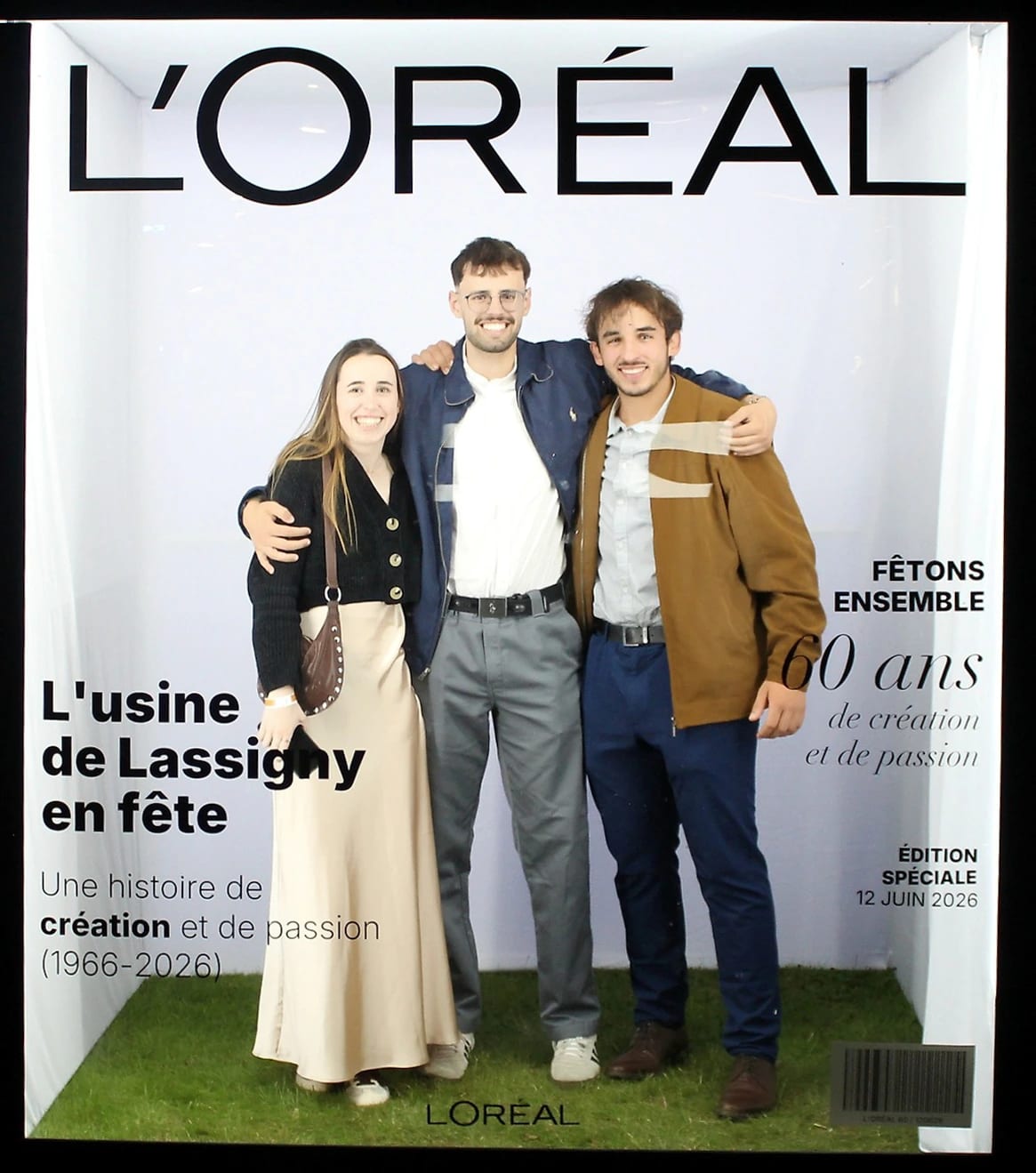 Invités souriants en couverture du magazine L'Oréal, tirage noir et blanc de la Magazine Box, mariage au Usine L'Oréal de Lassigny (Oise) · 60 ans, par Jean-Baptiste Argyre (Jaysphotography)