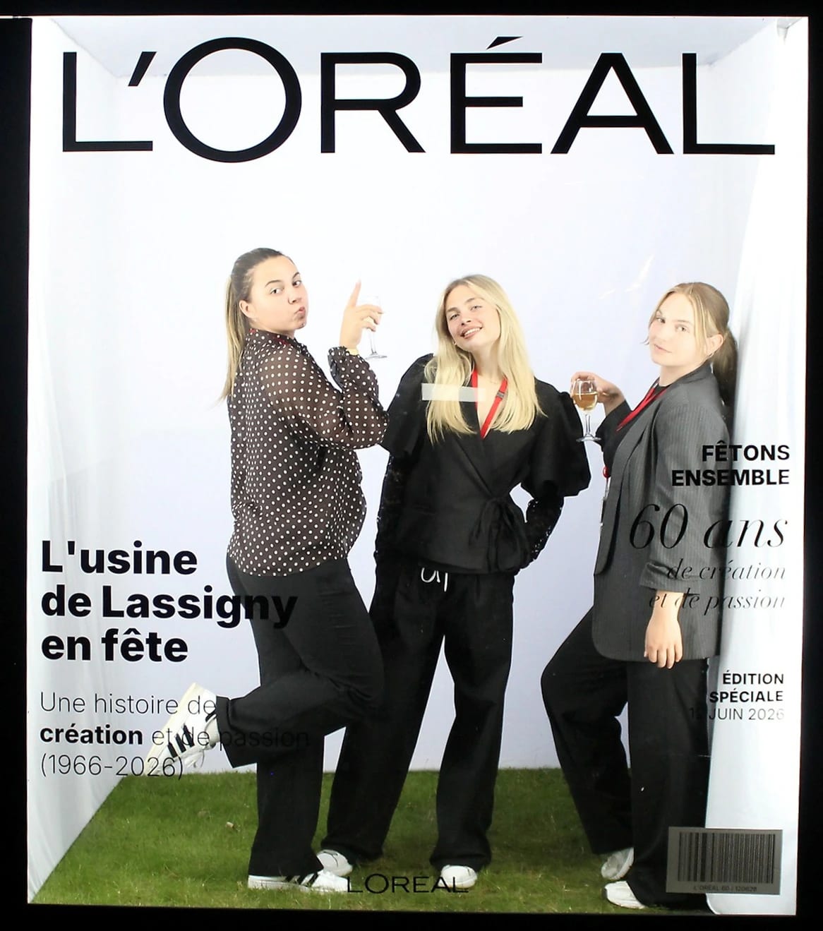 Portrait de groupe en Une du magazine L'Oréal, animation Magazine Box des 60 ans de l'usine