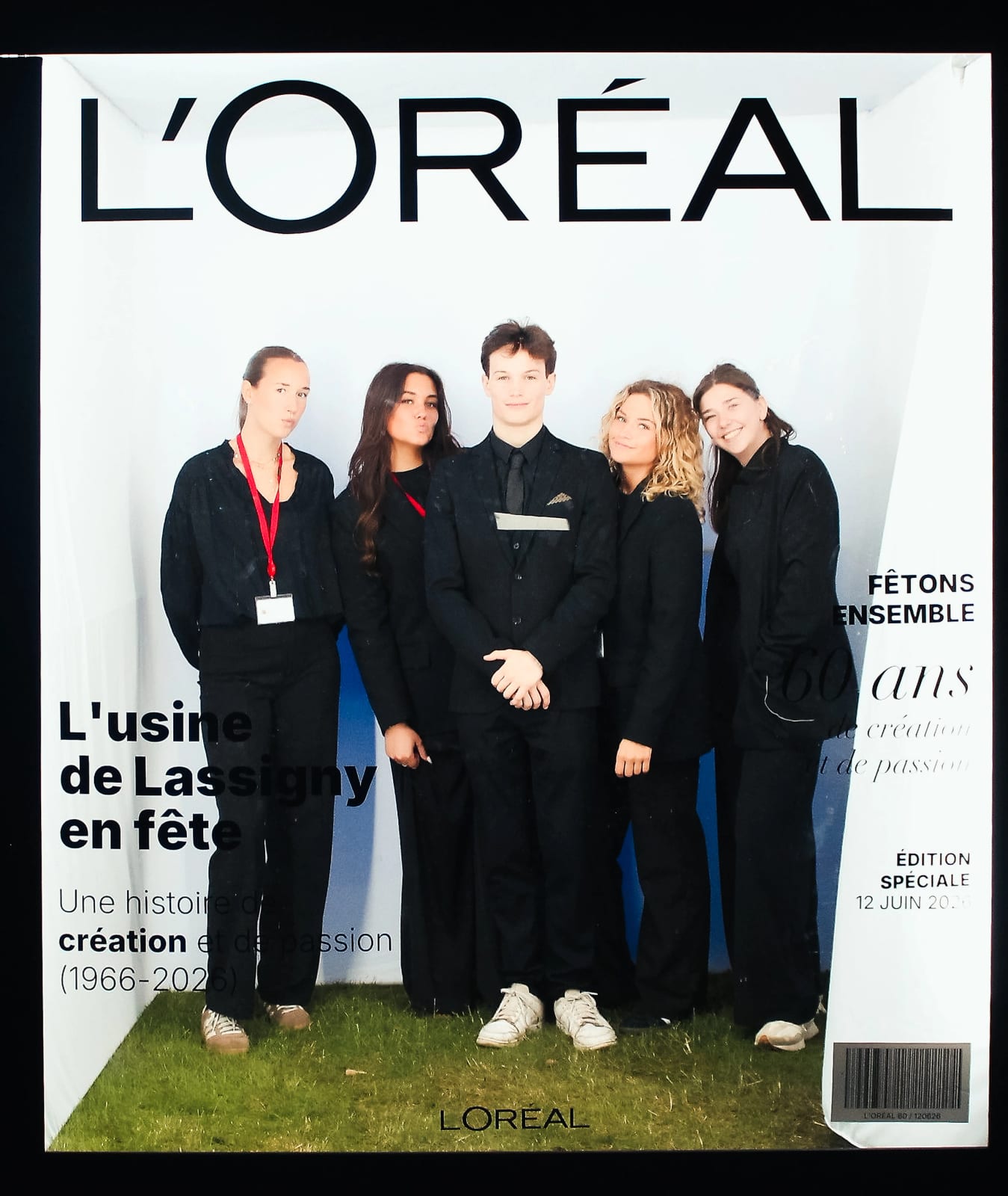 Invités posant dans la Magazine Box L'Oréal, couverture personnalisée 60 ans de création et de passion, mariage au Usine L'Oréal de Lassigny (Oise) · 60 ans, par Jean-Baptiste Argyre (Jaysphotography)