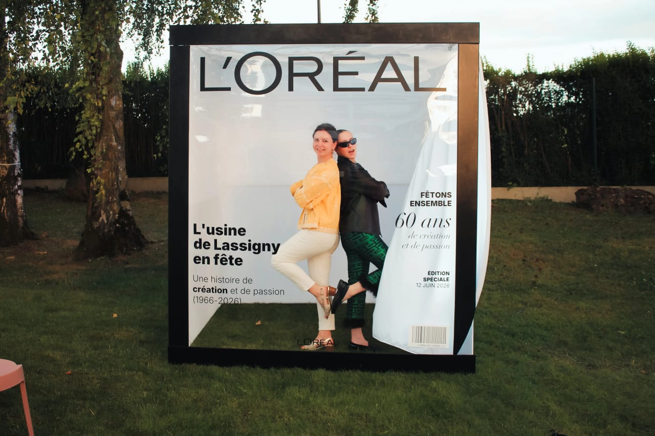 Magazine Box Jaysphotography en location à Lille : le cube géant noir et doré photographié aux 60 ans de L'Oréal, usine de Lassigny