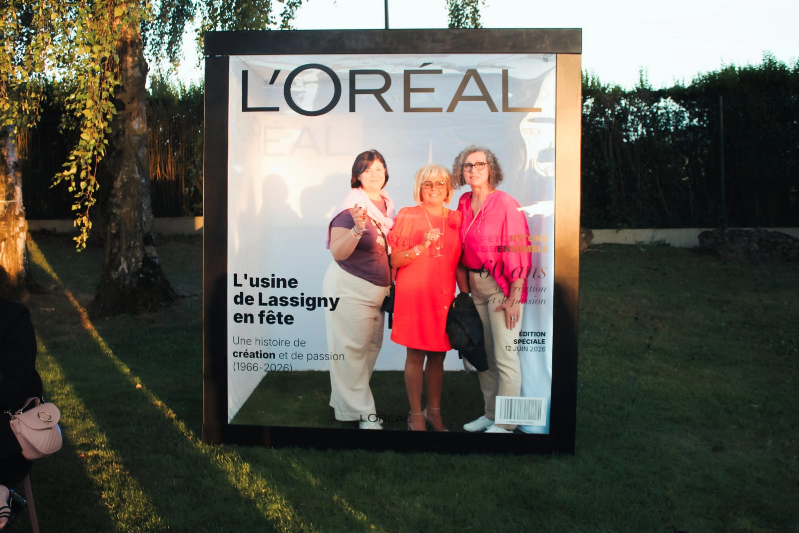 Magazine Box entreprise Jaysphotography aux 60 ans de L'Oréal, usine de Lassigny : cube géant personnalisé installé dans le parc