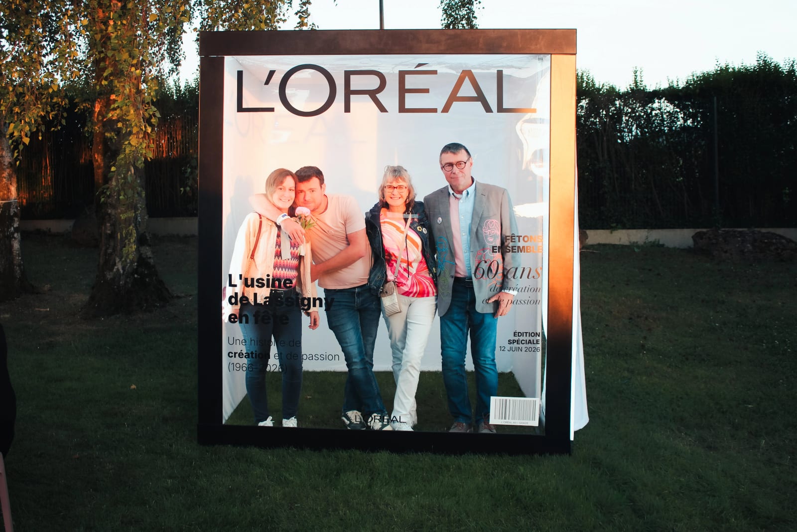 La Magazine Box L'Oréal en extérieur, invités jouant la pose de couverture, 60 ans de l'usine de Lassigny, mariage au Usine L'Oréal de Lassigny (Oise) · 60 ans, par Jean-Baptiste Argyre (Jaysphotography)