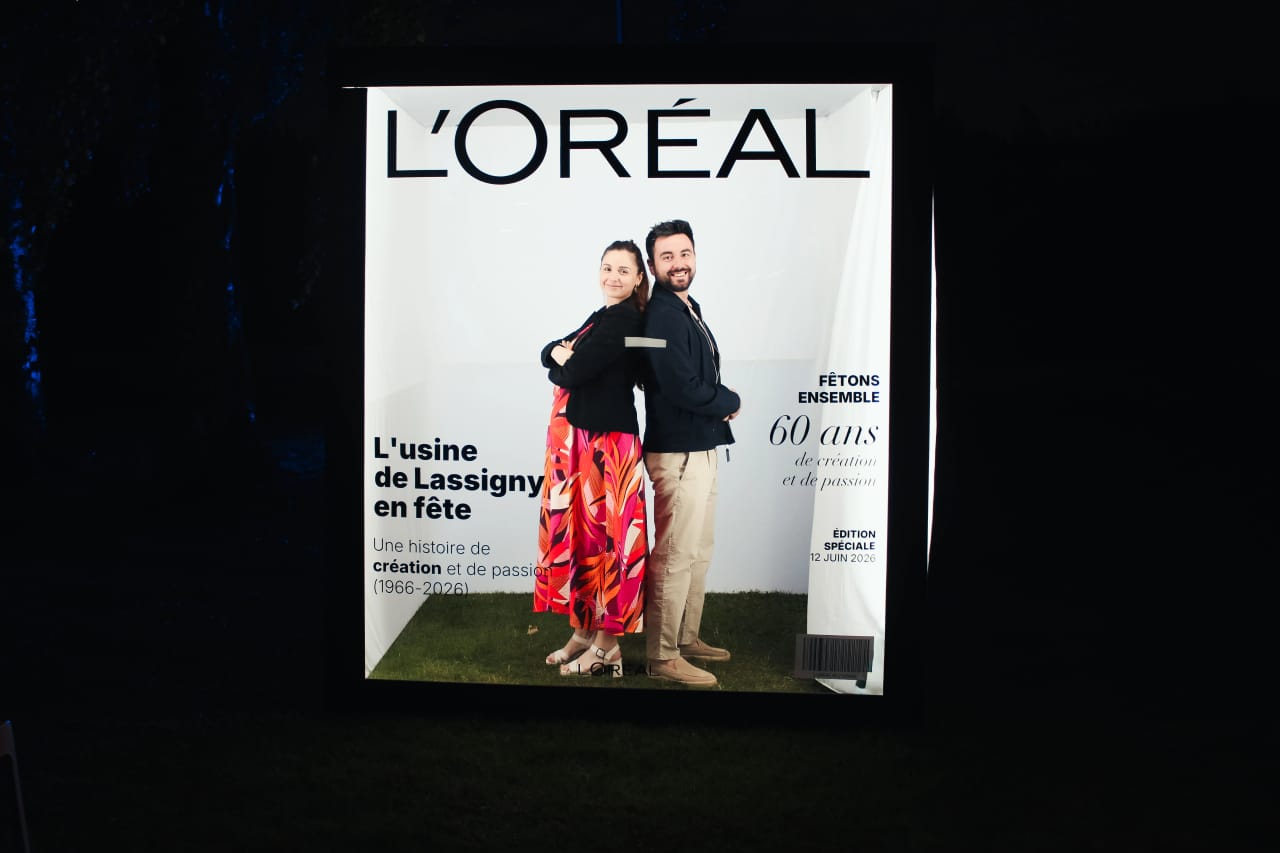 Magazine Box Jaysphotography en location à La Défense : le cube géant noir et doré photographié aux 60 ans de L'Oréal, usine de Lassigny