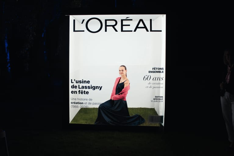 La Magazine Box en soirée d'entreprise : le cube lumineux aux couleurs de la marque lors des 60 ans de L'Oréal