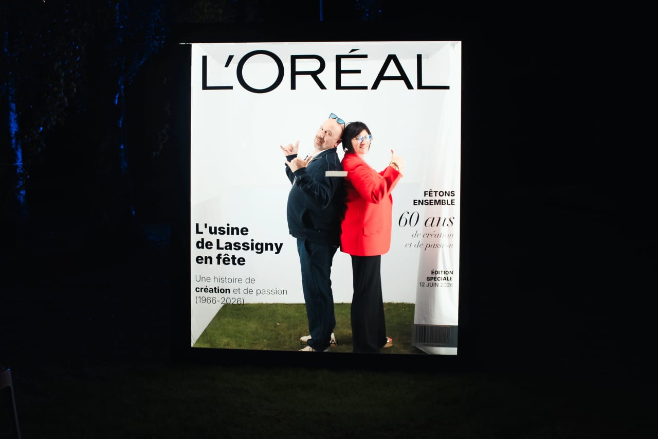 Magazine Box Jaysphotography en location à Amiens : le cube géant noir et doré photographié aux 60 ans de L'Oréal, usine de Lassigny