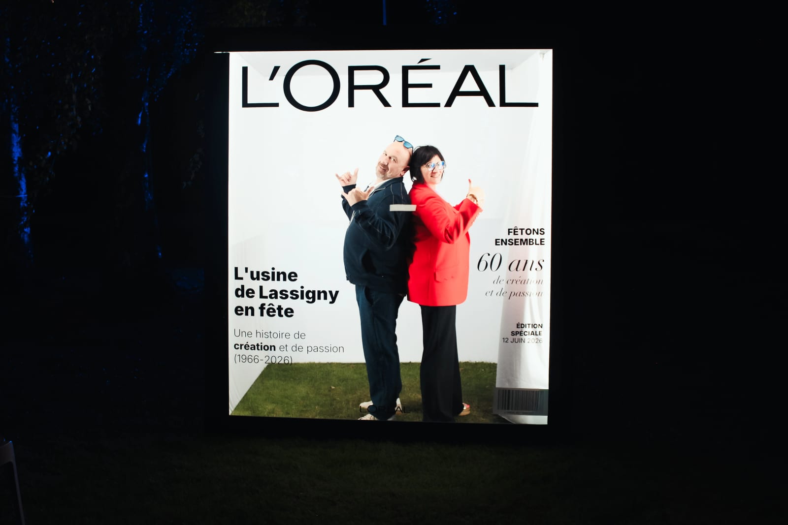 Invités posant dans la Magazine Box L'Oréal, installation événementielle dans les jardins de Lassigny, mariage au Usine L'Oréal de Lassigny (Oise) · 60 ans, par Jean-Baptiste Argyre (Jaysphotography)