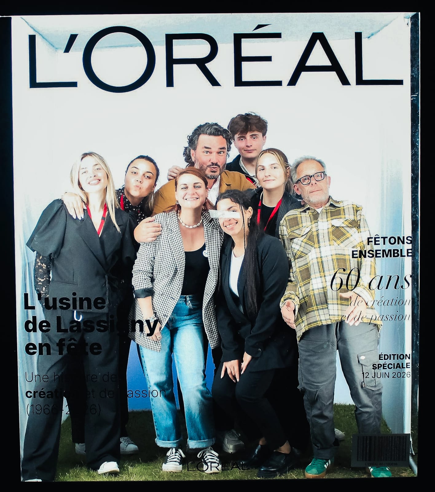 Portrait d'invités en couverture du magazine L'Oréal, Magazine Box, tirage vertical des 60 ans, mariage au Usine L'Oréal de Lassigny (Oise) · 60 ans, par Jean-Baptiste Argyre (Jaysphotography)