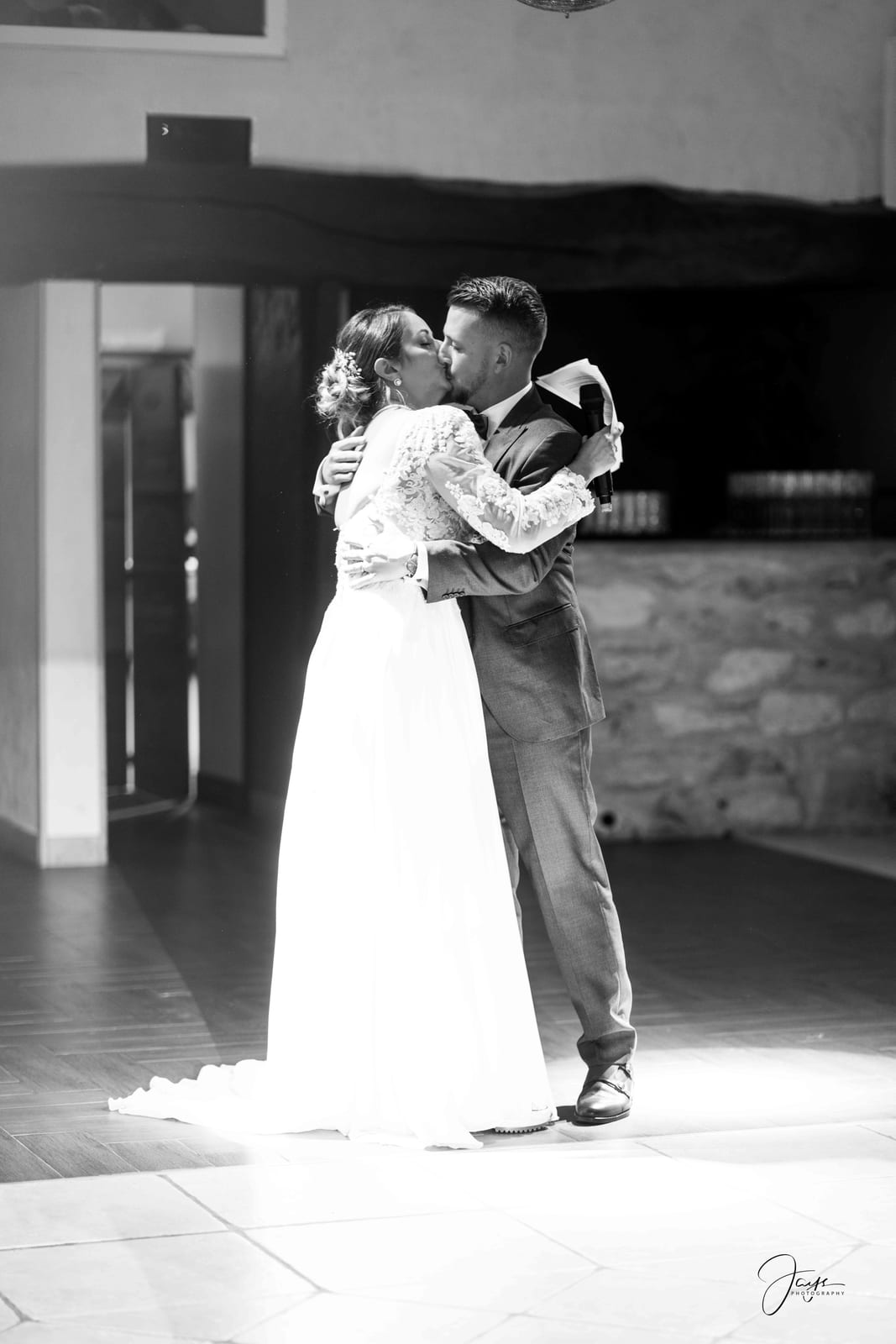 Premiere danse en noir et blanc dans la grange, lumière latérale sur les silhouettes, mariage au Ferme de Maubuisson, par Jean-Baptiste Argyre (Jaysphotography)
