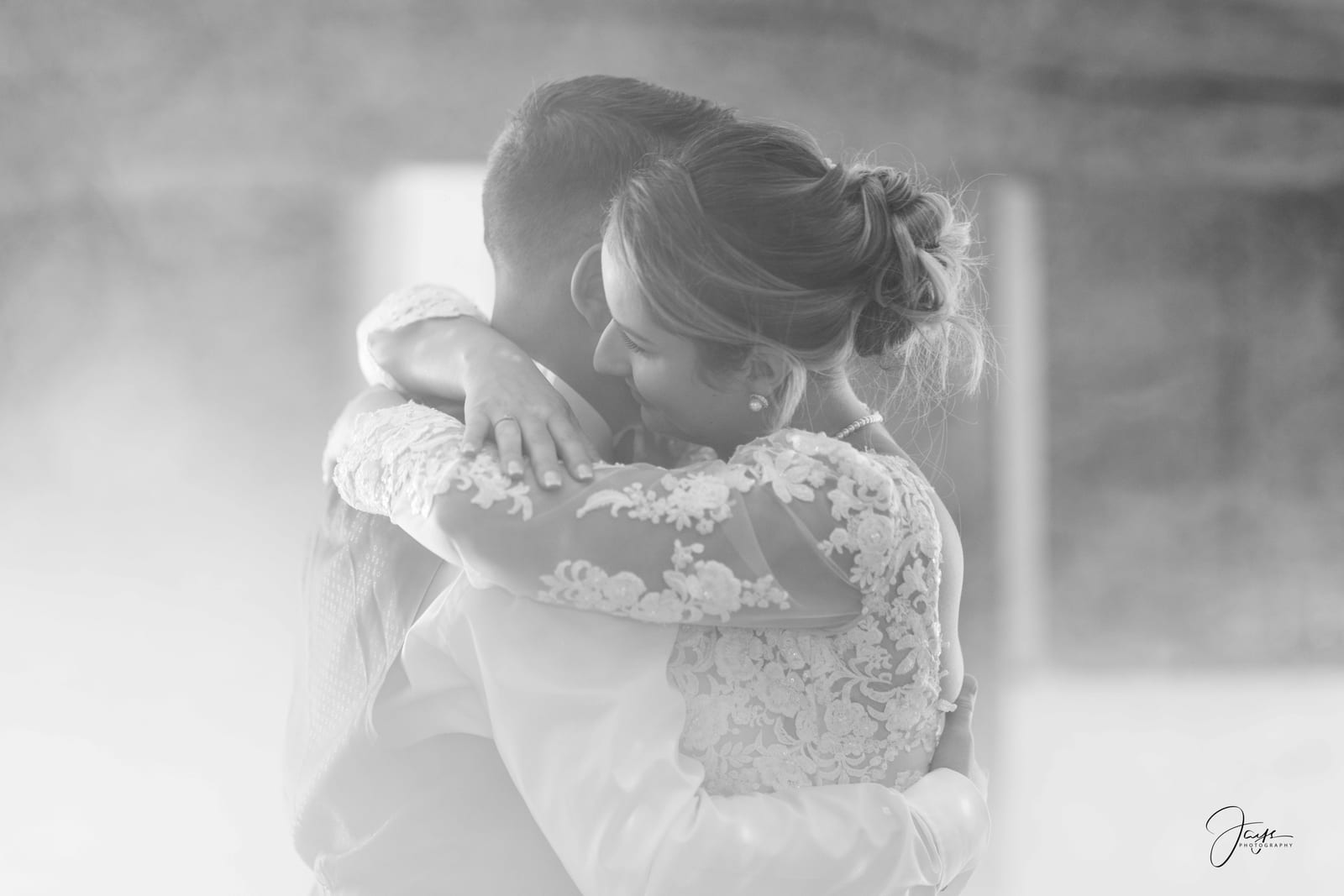Couple enlacé dans la brume en noir et blanc, grange de la Ferme de Maubuisson, mariage au Ferme de Maubuisson, par Jean-Baptiste Argyre (Jaysphotography)