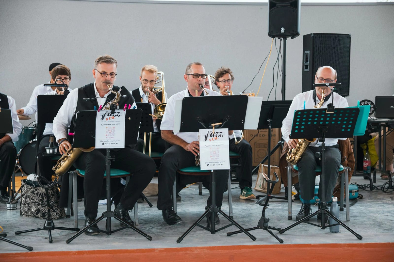 Les musiciens de Jazz & Co., saxophones et trombones, sur la scène de la halle couverte de Breuil-le-Vert le 11 septembre 2026, mariage au Breuil-le-Vert (Oise), par Jean-Baptiste Argyre (Jaysphotography)