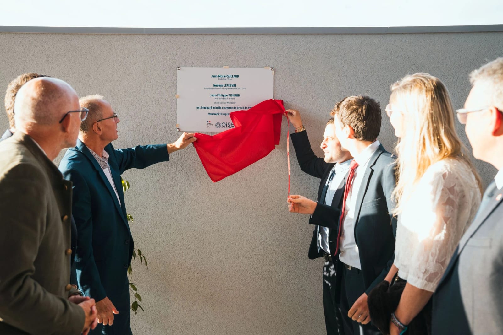 Dévoilement de la plaque d'inauguration de la halle couverte de Breuil-le-Vert, au nom du préfet de l'Oise, de la présidente du Département et du maire, mariage au Breuil-le-Vert (Oise), par Jean-Baptiste Argyre (Jaysphotography)