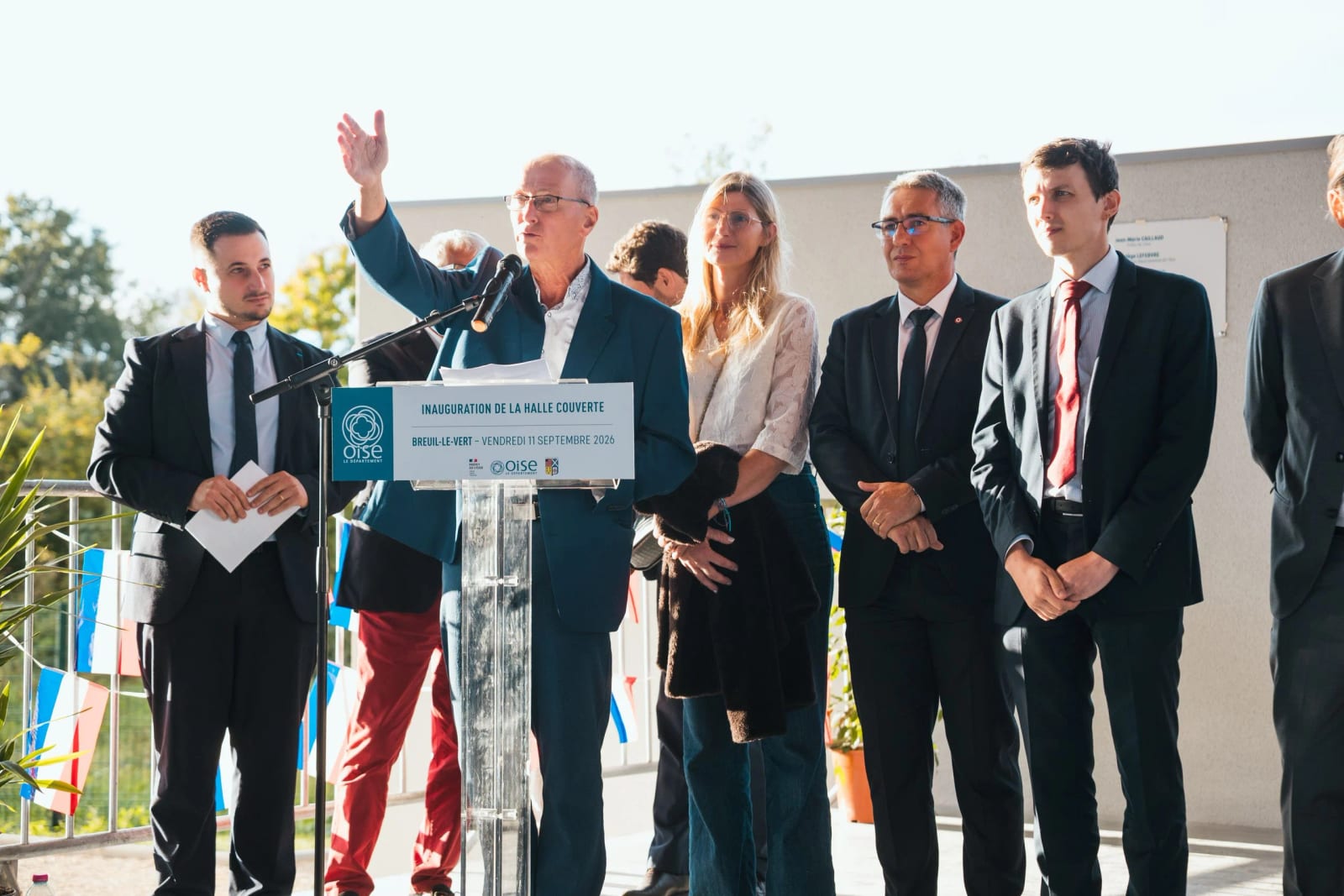 Prise de parole au pupitre « Inauguration de la halle couverte » entouré des élus, Breuil-le-Vert, 11 septembre 2026, mariage au Breuil-le-Vert (Oise), par Jean-Baptiste Argyre (Jaysphotography)