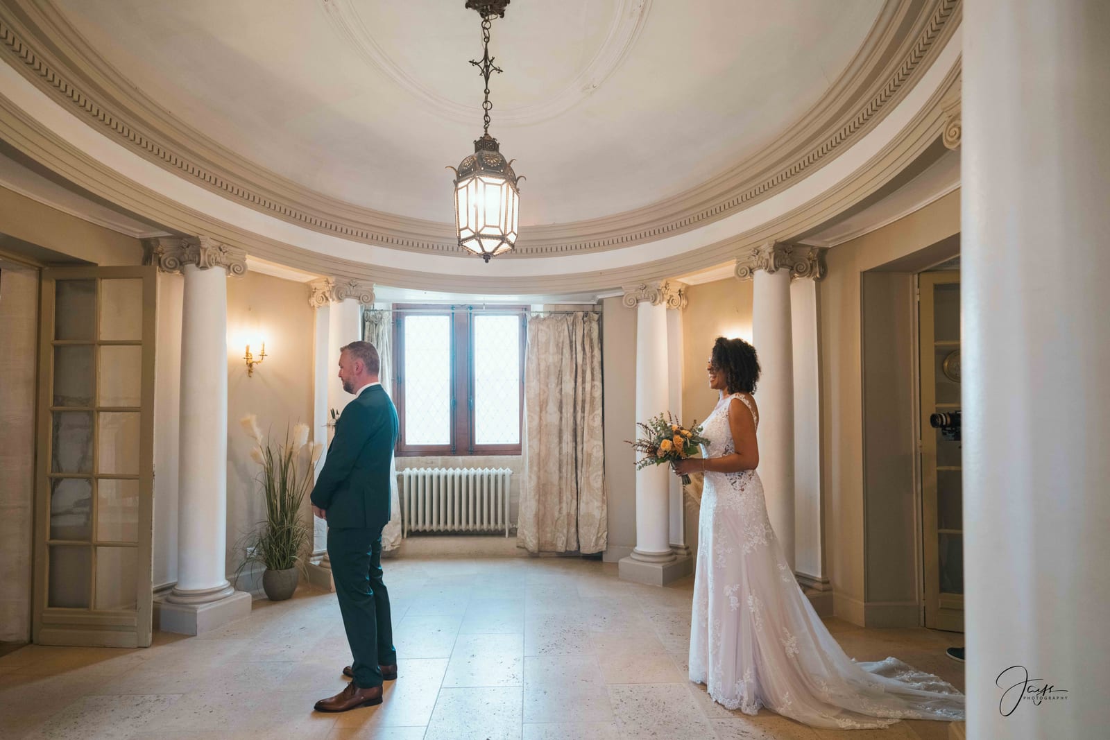 Jennifer et Eddy dans la rotonde, colonnes blanches et hauts plafonds moulurés, premier regard, mariage au Château de Pontarmé, par Jean-Baptiste Argyre (Jaysphotography)