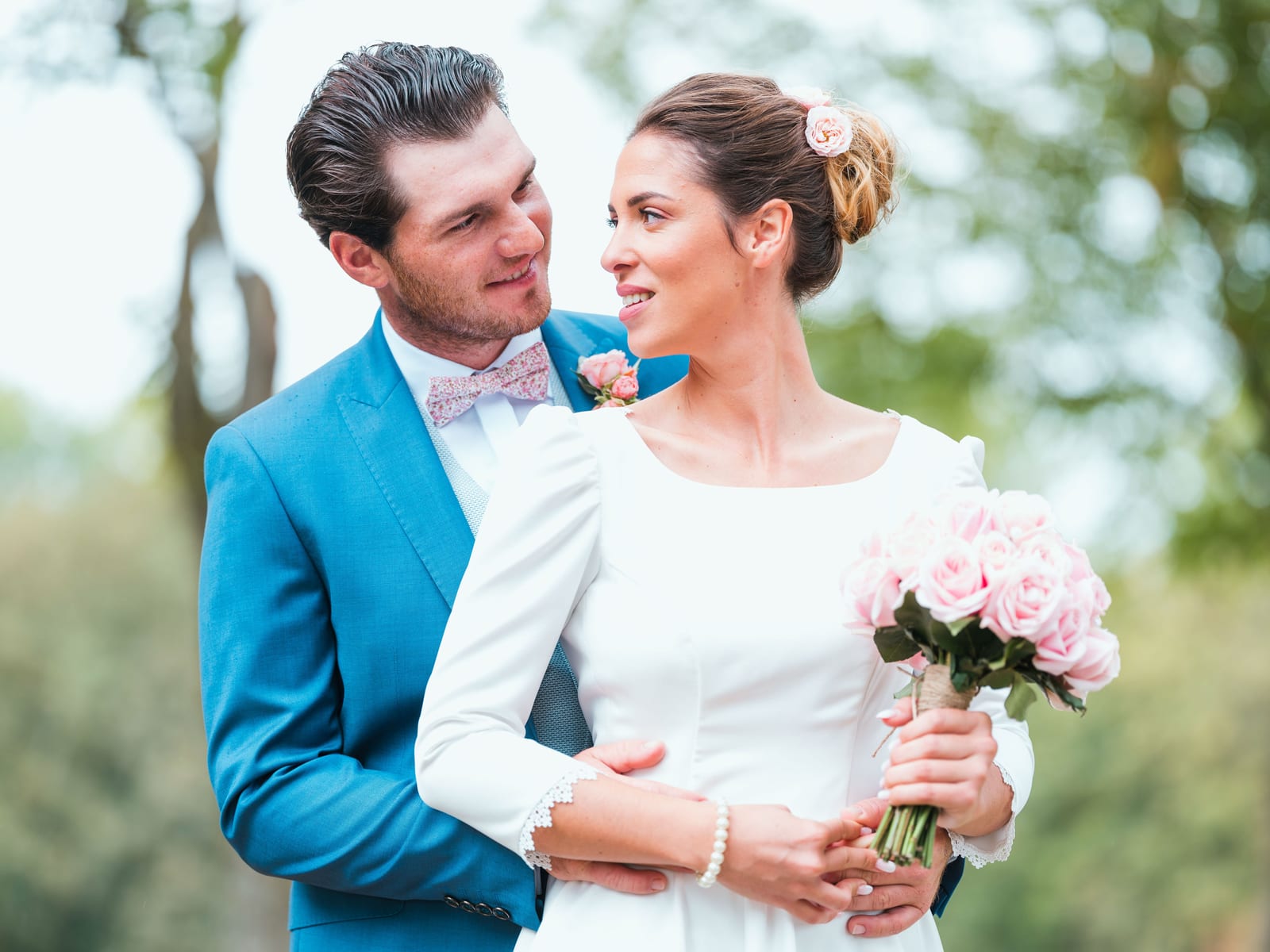 Joséphine et Armand face à face dans le parc, regard complice, robe longue et costume bleu, mariage au Château de Flixecourt, par Jean-Baptiste Argyre (Jaysphotography)