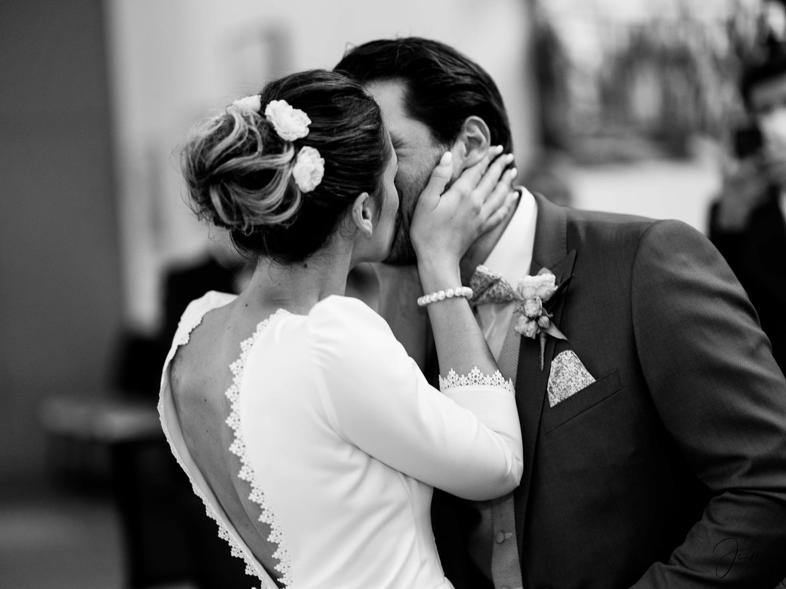 Baiser en noir et blanc, portrait serré du couple, romantisme intemporel, mariage au Château de Flixecourt, par Jean-Baptiste Argyre (Jaysphotography)