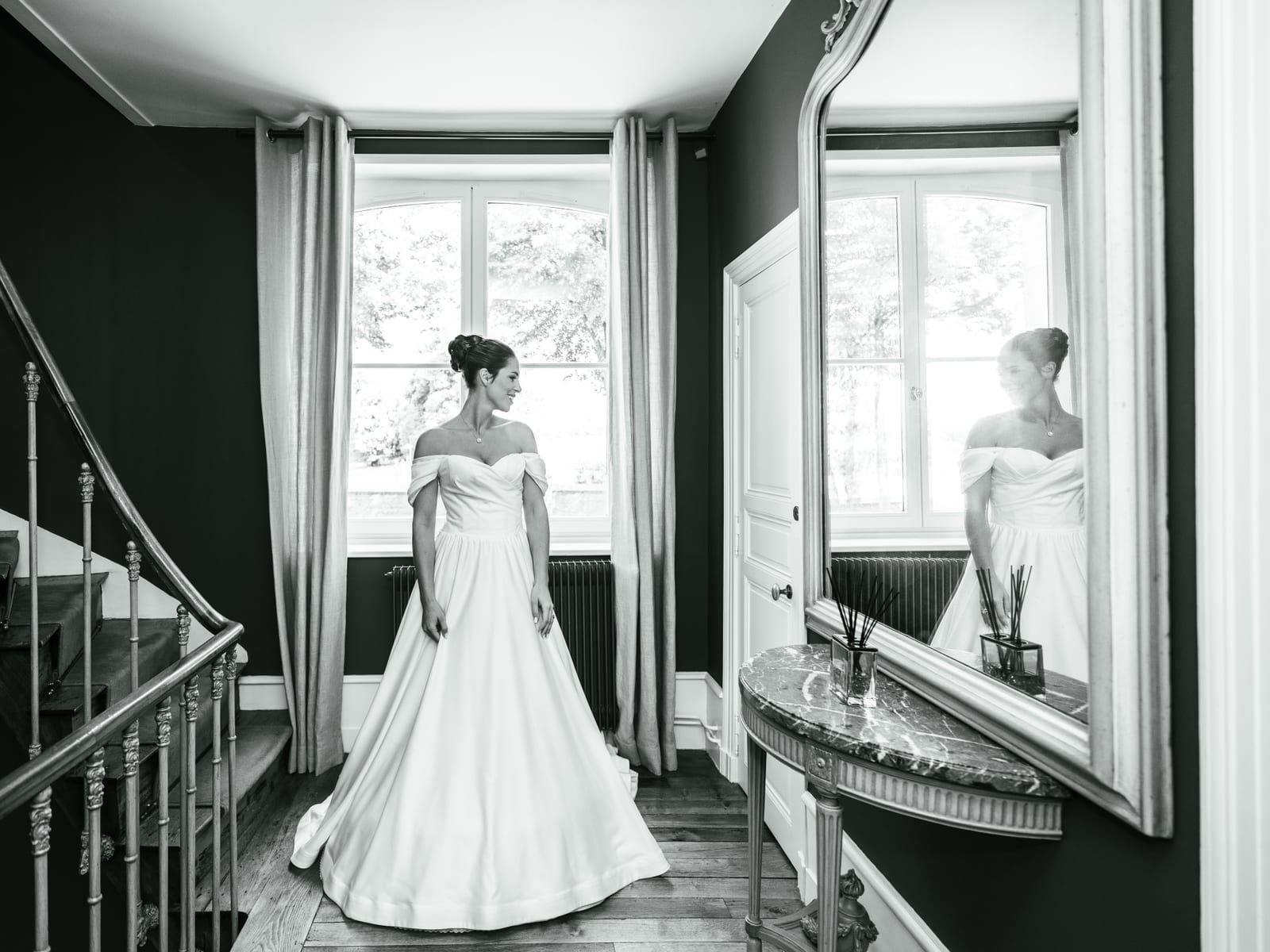 Joséphine descendant l'escalier intérieur du château en robe longue, vue architecturale, mariage au Château de Flixecourt, par Jean-Baptiste Argyre (Jaysphotography)