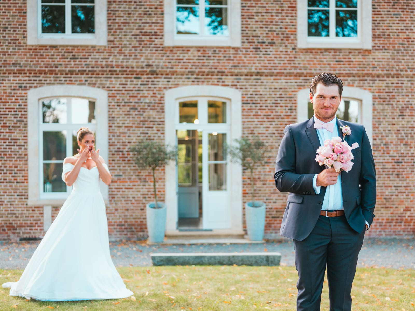 Joséphine et Armand devant la façade principale du château, pose classique de couple, mariage au Château de Flixecourt, par Jean-Baptiste Argyre (Jaysphotography)