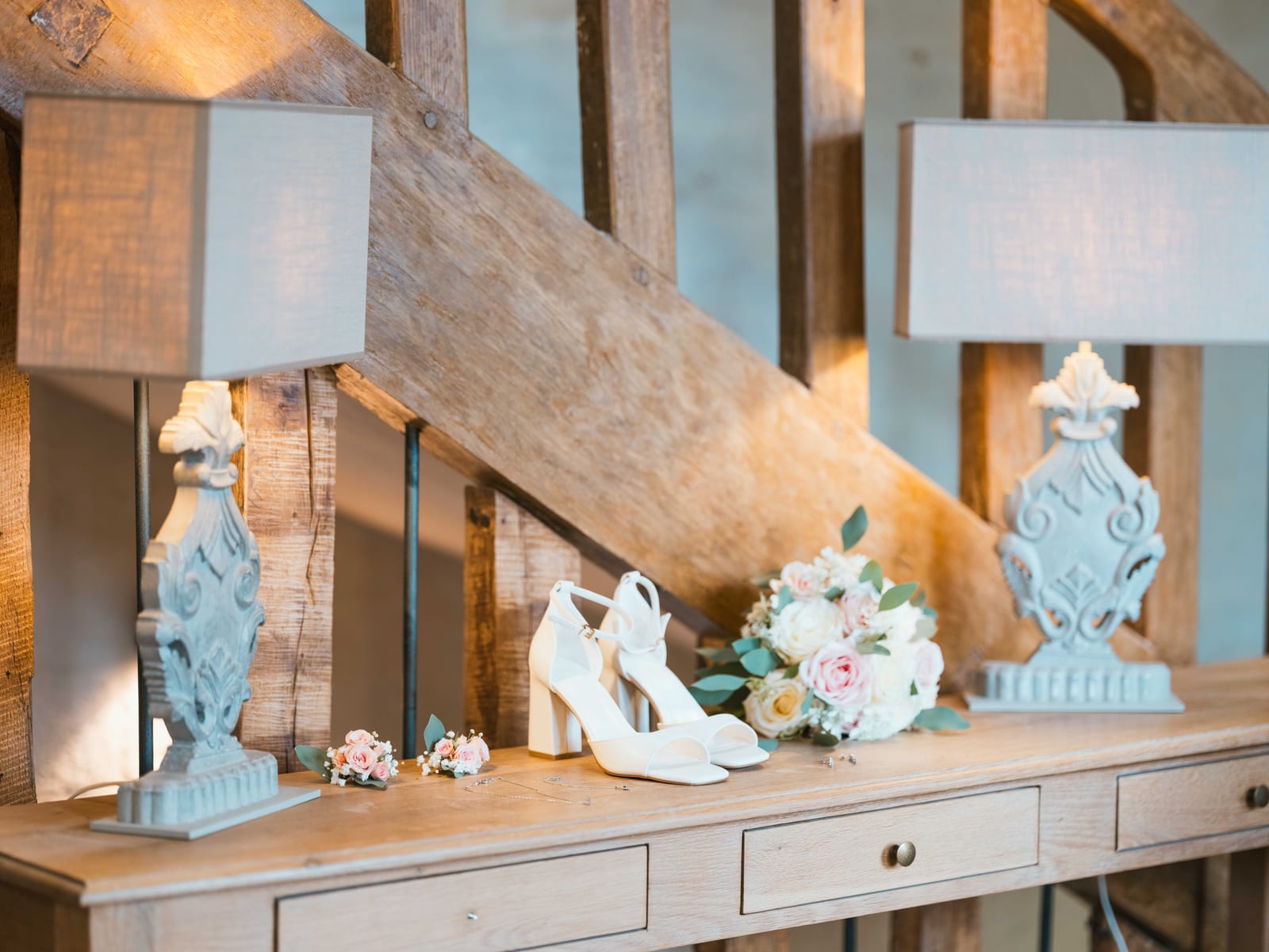 Bouquet et chaussures de mariée posés sur un meuble en bois clair, préparatifs au Clos Barisseuse à Creil, mariage au Le Clos Barisseuse, par Jean-Baptiste Argyre (Jaysphotography)