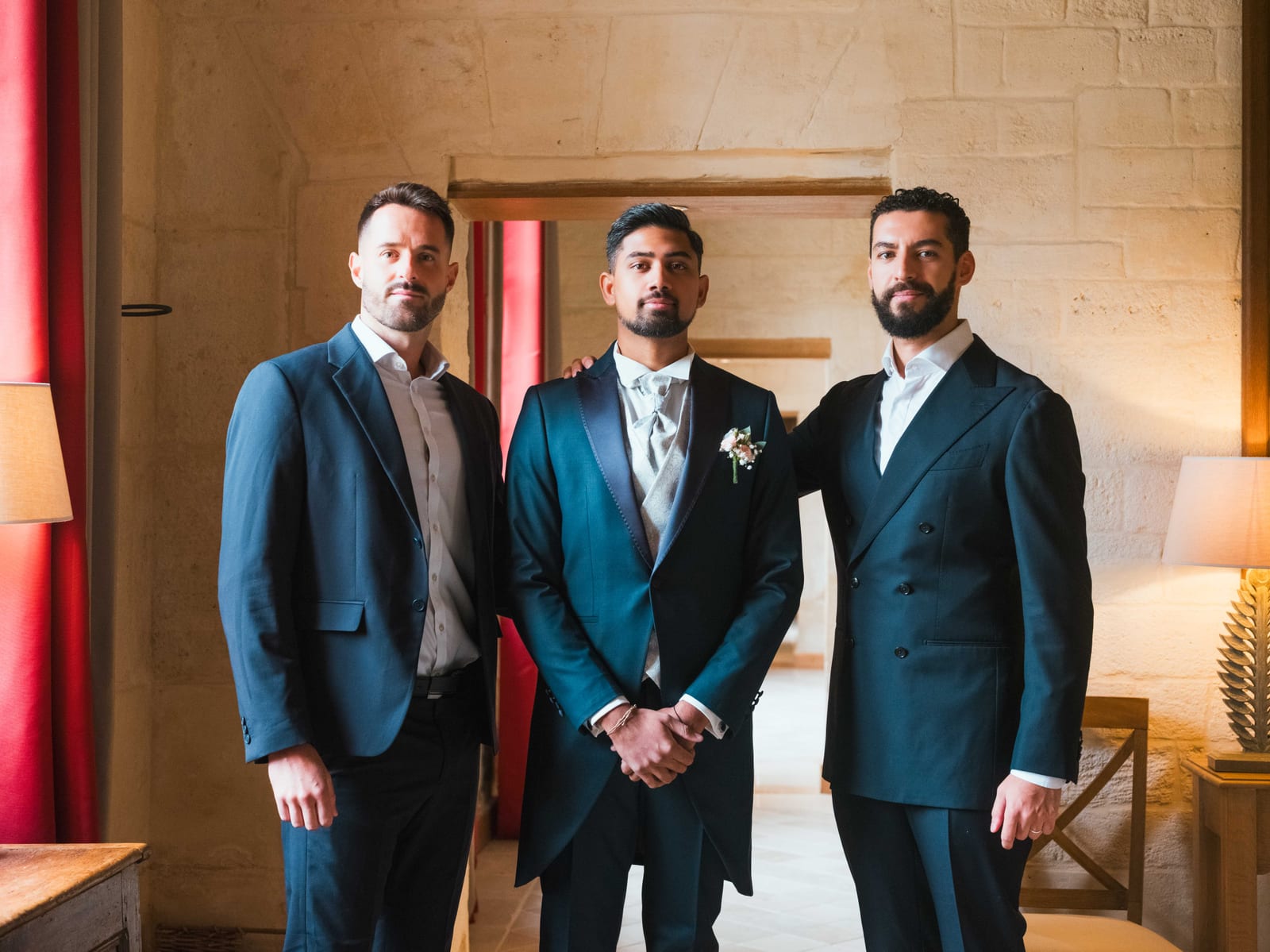 Kamielton et son témoin debout, fond de rideau, préparatifs du marié au Clos Barisseuse, mariage au Le Clos Barisseuse, par Jean-Baptiste Argyre (Jaysphotography)