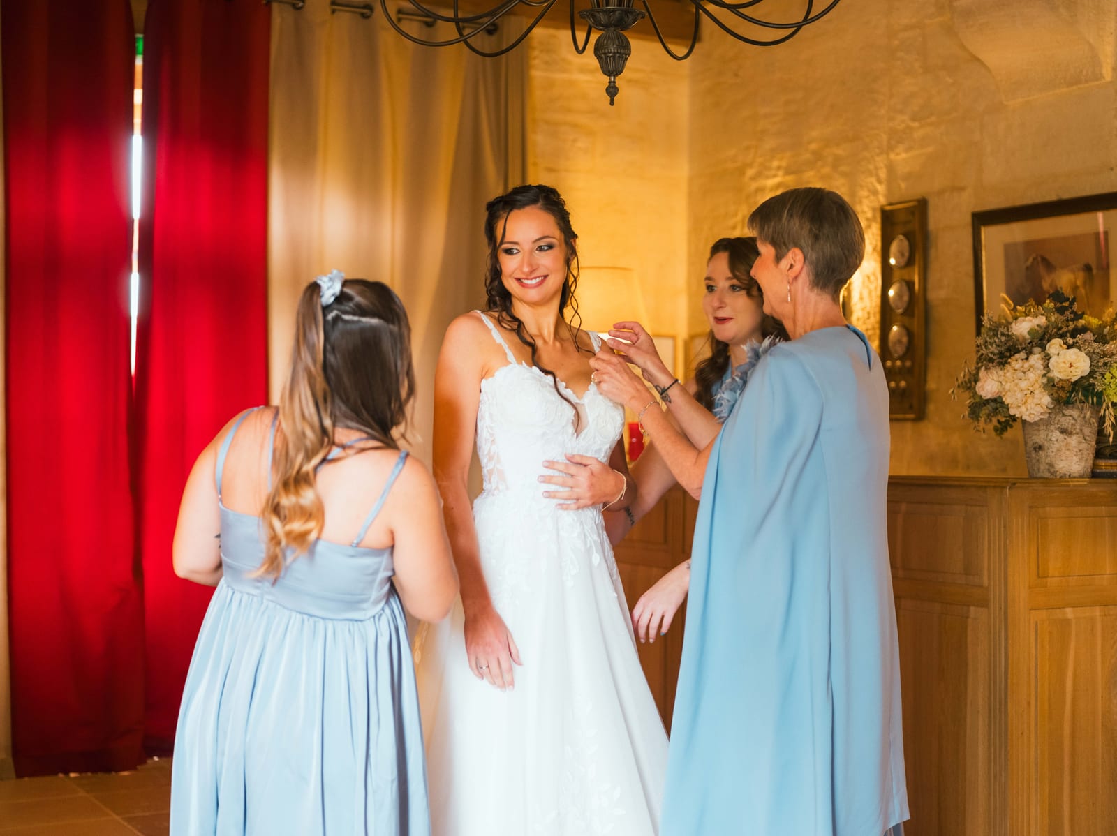 Cortège de demoiselles d'honneur en robes bleues, préparatifs mariage Justine et Kamielton, mariage au Le Clos Barisseuse, par Jean-Baptiste Argyre (Jaysphotography)