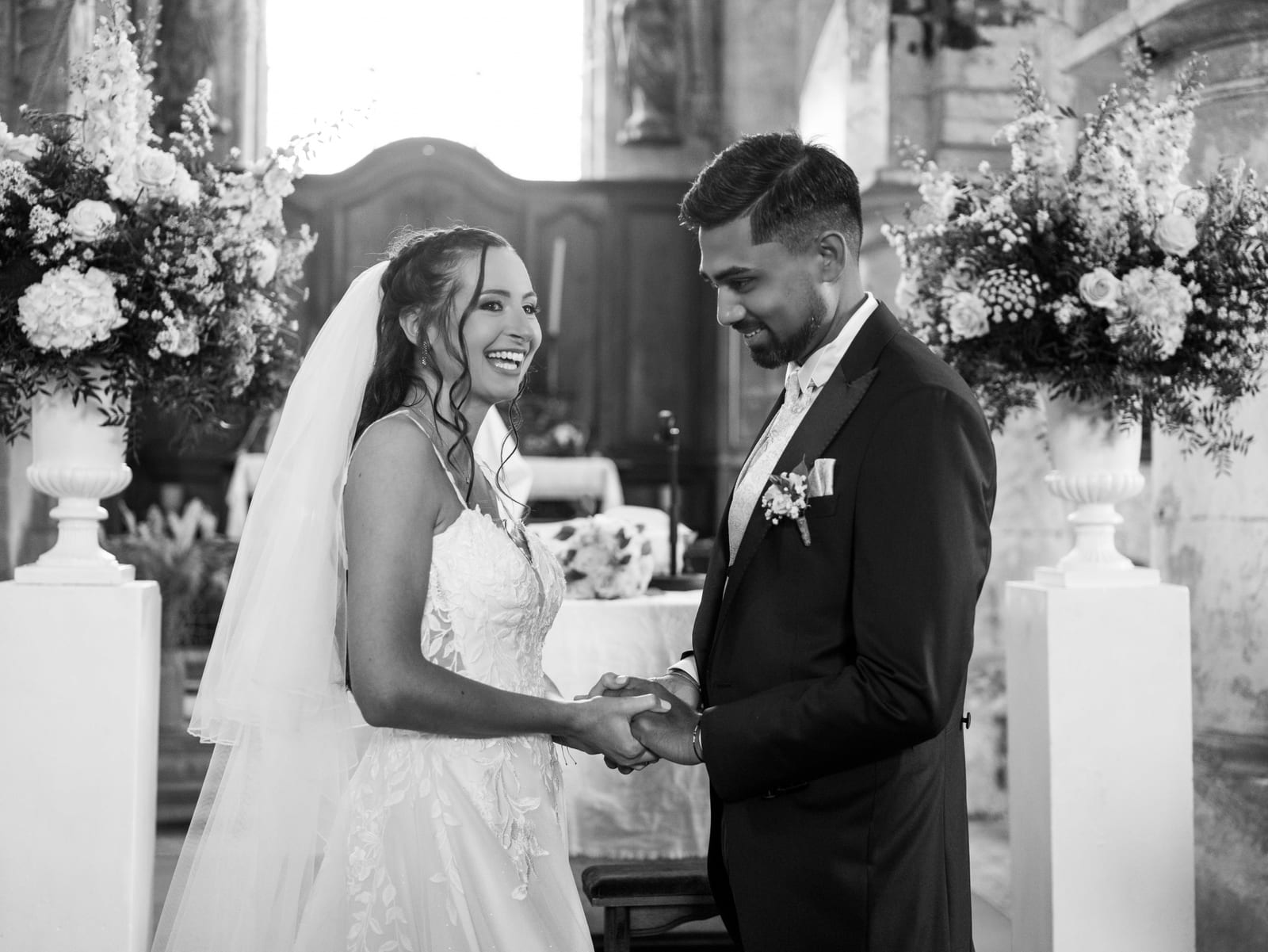Cérémonie de mariage de Justine et Kamielton, moment sous le portail en pierre du domaine, mariage au Le Clos Barisseuse, par Jean-Baptiste Argyre (Jaysphotography)