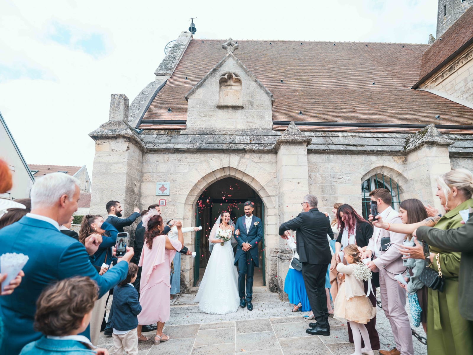Sortie de cérémonie de Justine et Kamielton, parvis en pierre du Clos Barisseuse à Creil, mariage au Le Clos Barisseuse, par Jean-Baptiste Argyre (Jaysphotography)