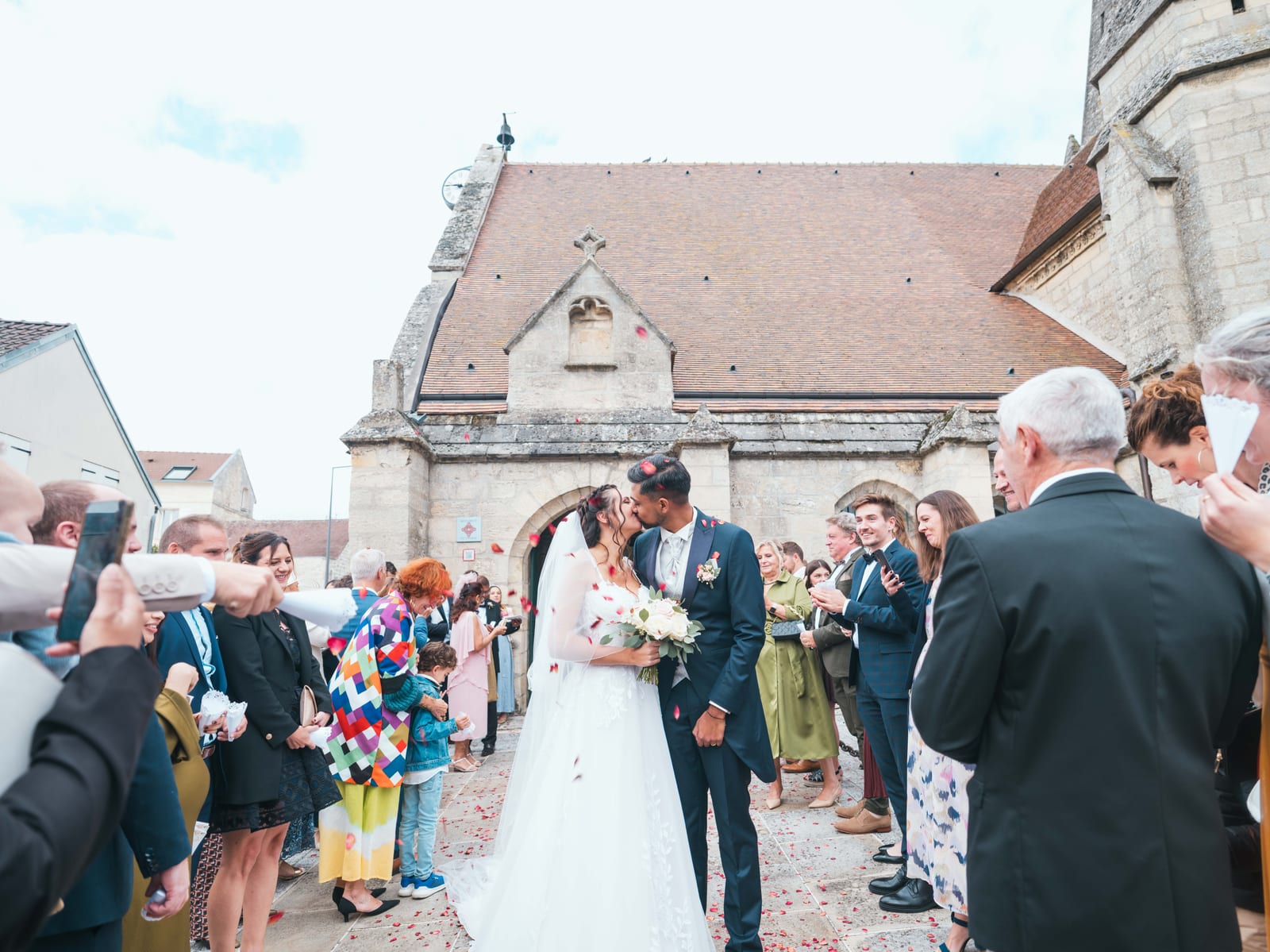 Invités réunis autour des mariés à la sortie de cérémonie, Clos Barisseuse Oise, mariage au Le Clos Barisseuse, par Jean-Baptiste Argyre (Jaysphotography)