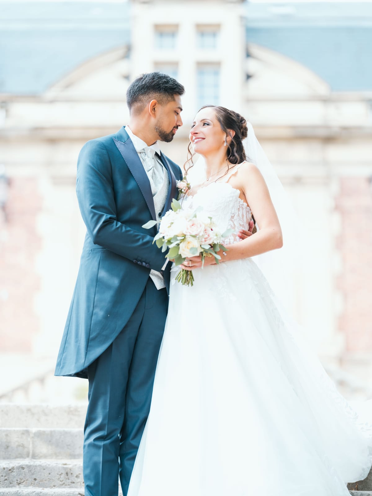 Portrait de couple de Justine et Kamielton devant la façade du Clos Barisseuse, plan large, mariage au Le Clos Barisseuse, par Jean-Baptiste Argyre (Jaysphotography)