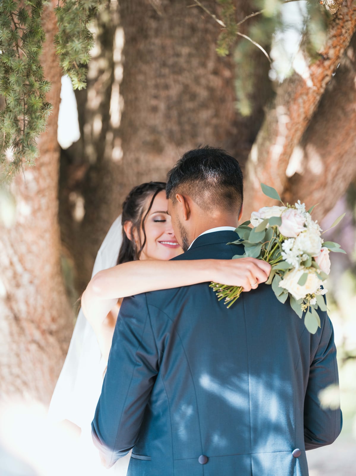 Couple enlacé sous les arbres de l'allée du Clos Barisseuse, Justine et Kamielton de dos, mariage au Le Clos Barisseuse, par Jean-Baptiste Argyre (Jaysphotography)